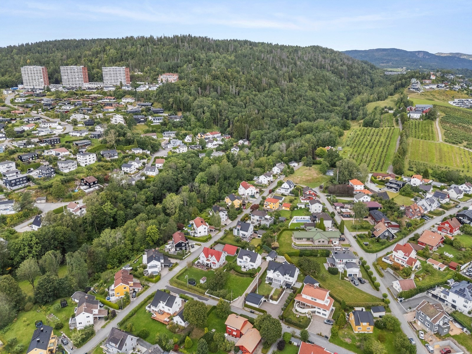 Dronefoto - boligen ligger i et meget stille og flott villastrøk på Nøste Galleribilde