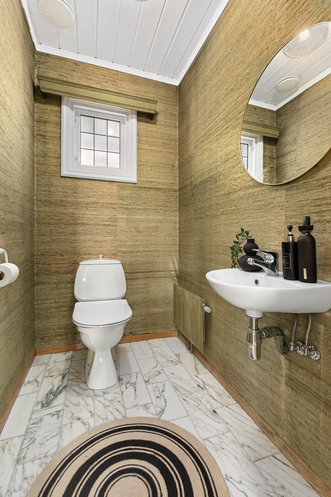 Gjestetoalett med flis på gulv og vegghengt servantinnredning. Varmekabler i gulv. Galleribilde