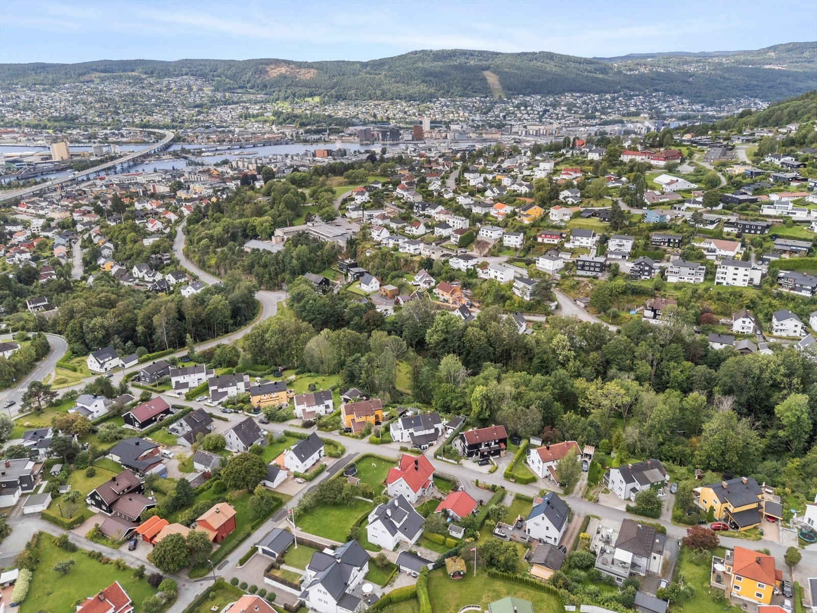 Dronefoto - Her ligger du både høyt og fritt, med kort vei til togstasjonen, den nye helseparken, enkel påkjøring til E-18 mm Galleribilde