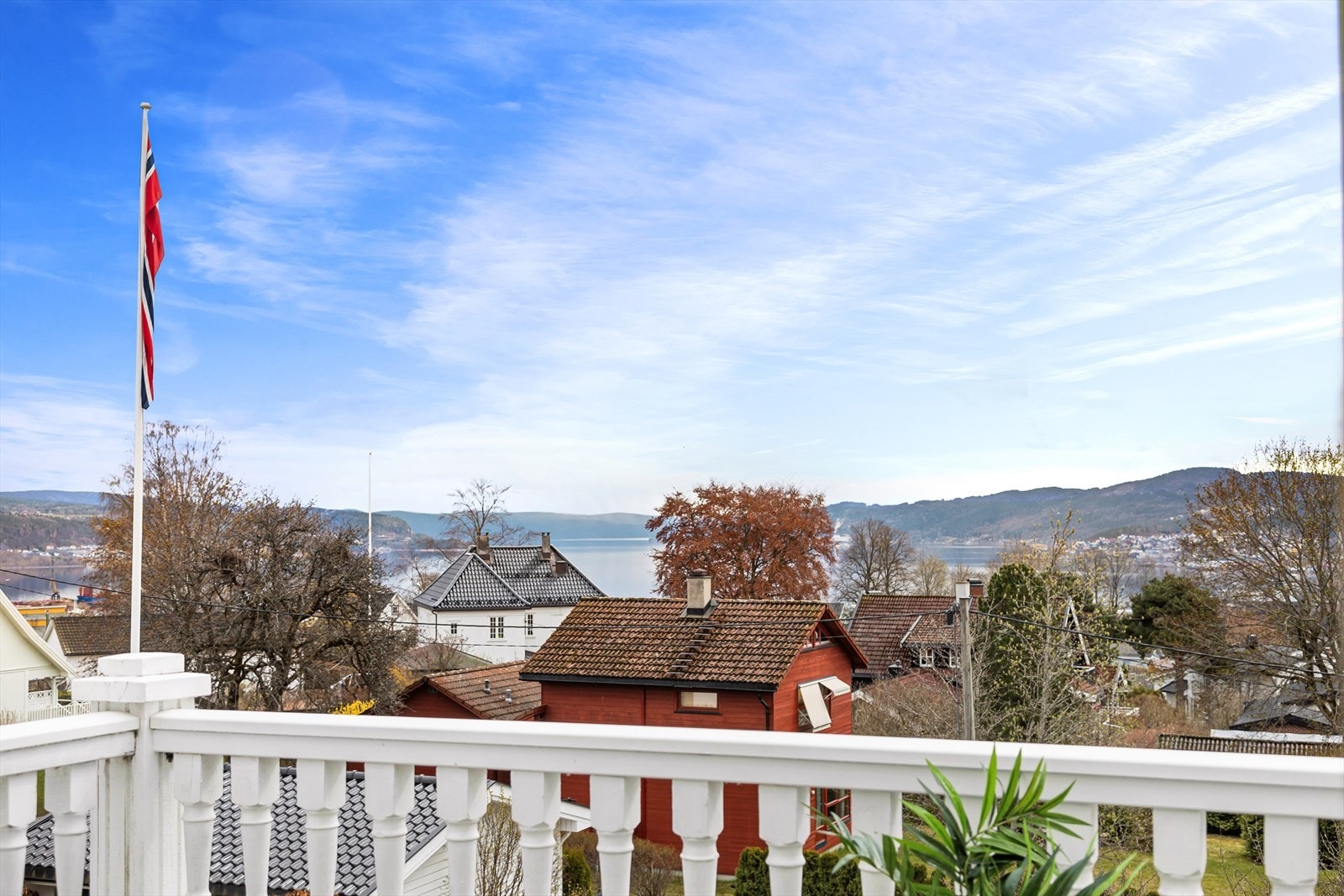 Eiendommen er i historiske dokumenter omtalt som "Toppen" på grunn av dens flotte beliggenhet, høyt og fritt, i stille og rolig gate Galleribilde