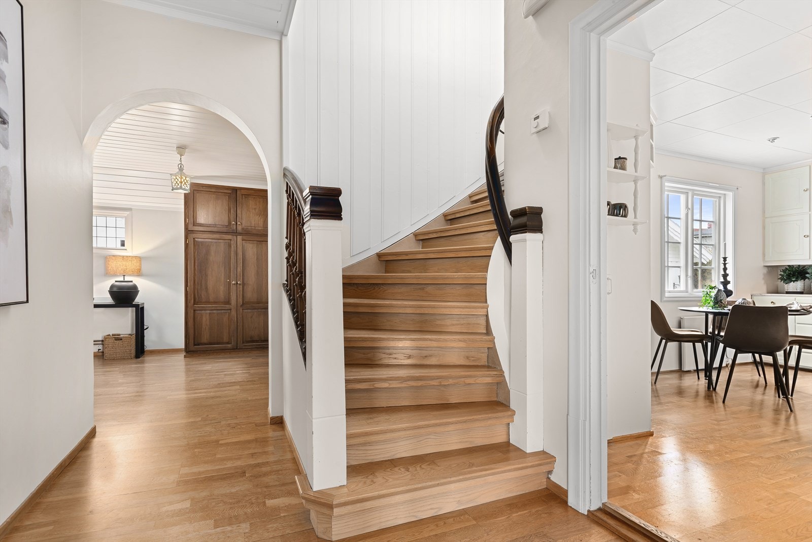 Hallen gir et herskapelig preg med fine detaljer Galleribilde