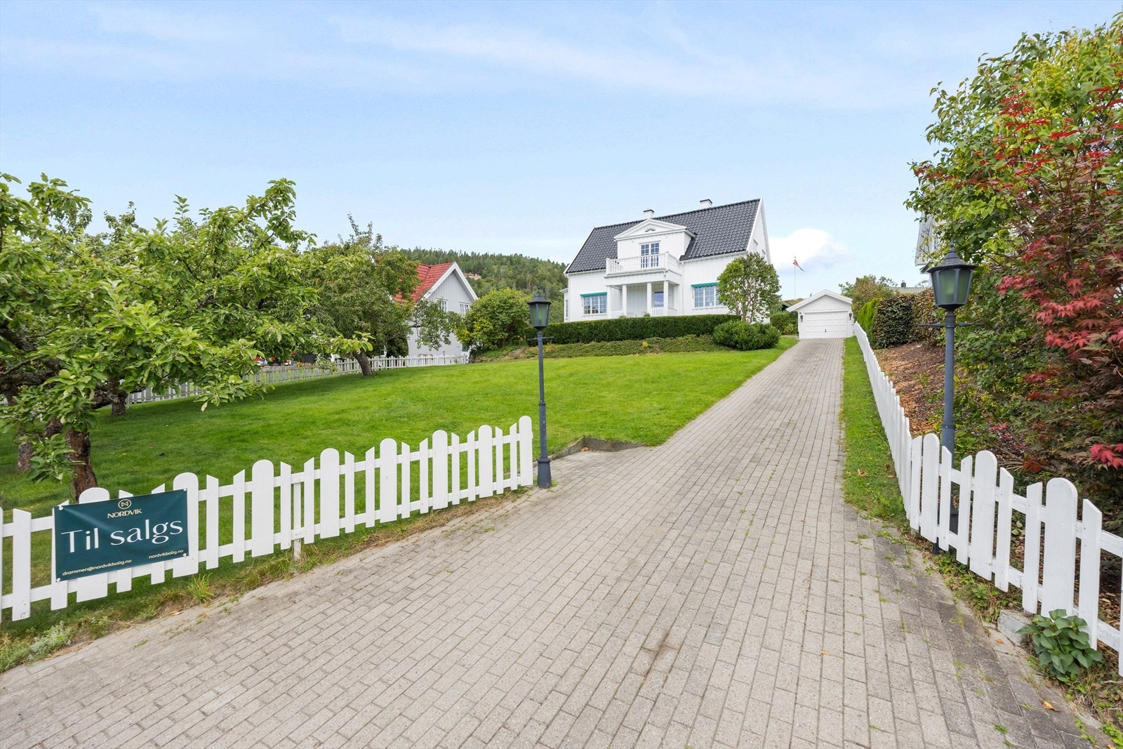 Boligen har en fredelig og innbydende adkomstvei Galleribilde