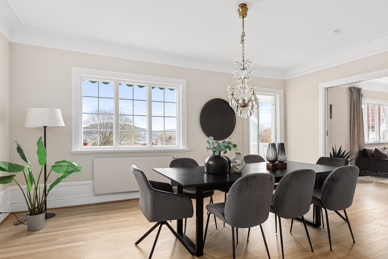 Her har du plass for romslig langbord med tilhørende vitrinemøblement Galleribilde