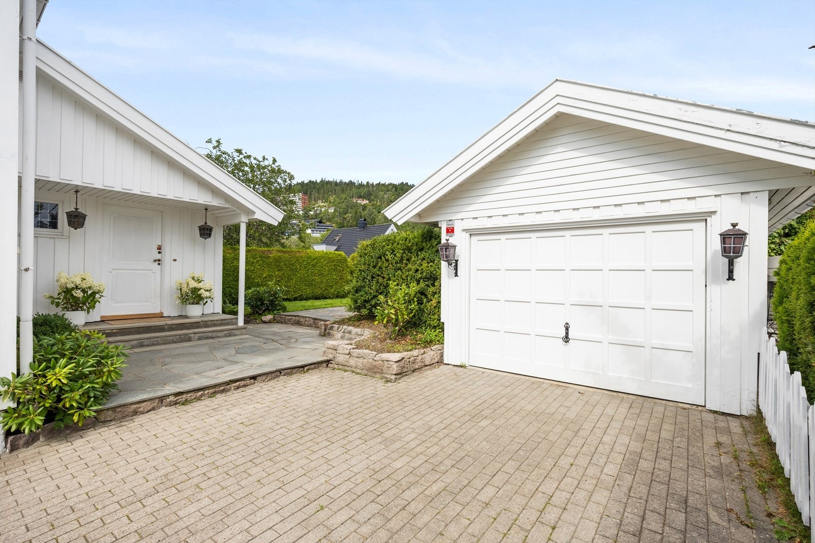 Velkommen hjem! Boligen har enkel adkomst med direkte innkjøring i garasje og kort vei til inngangsparti Galleribilde