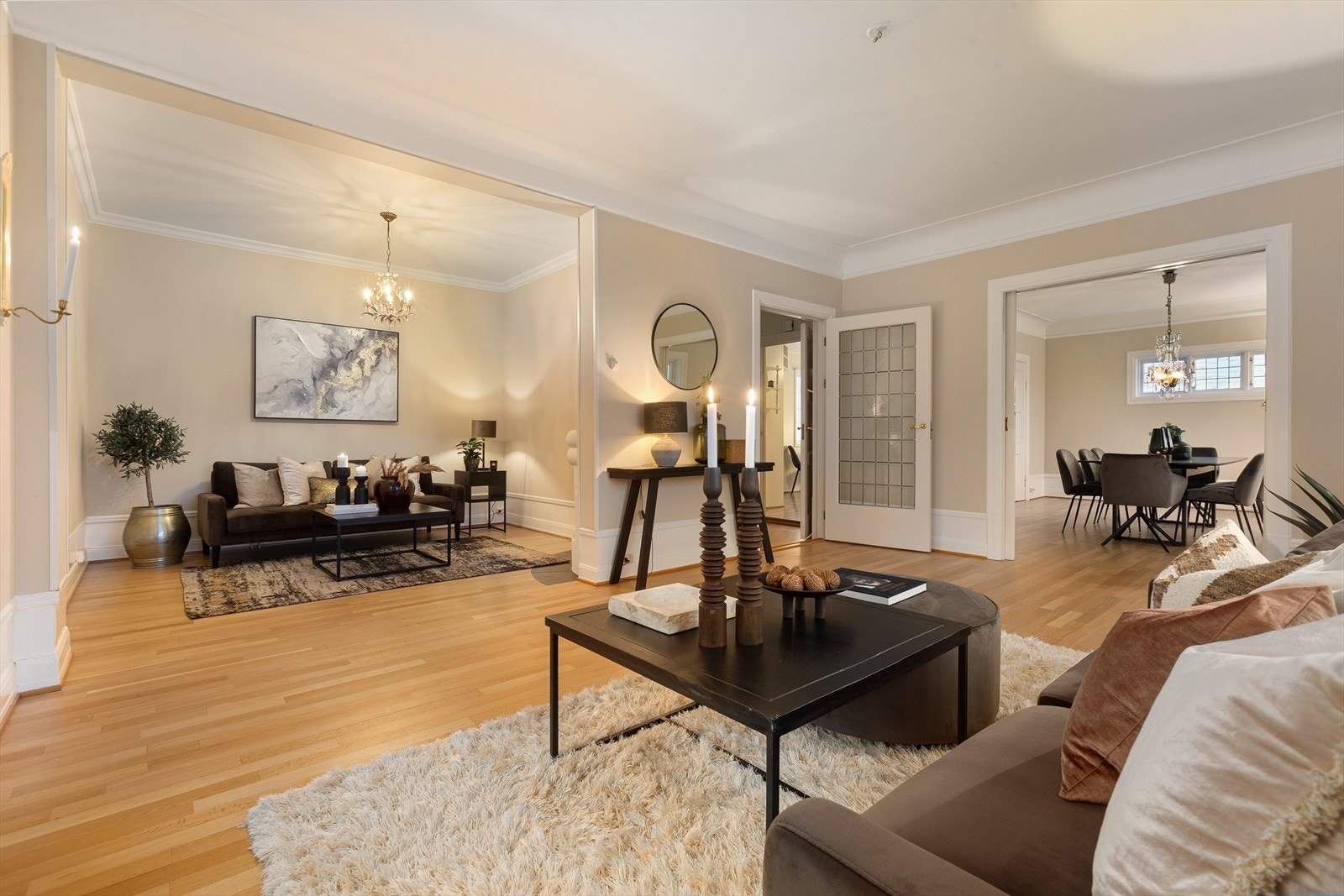 Fra hall er det adkomst inn til stue med flere møbleringssoner for både dagligstue, tv-stue/peisestue og videre inn til spisestue Galleribilde