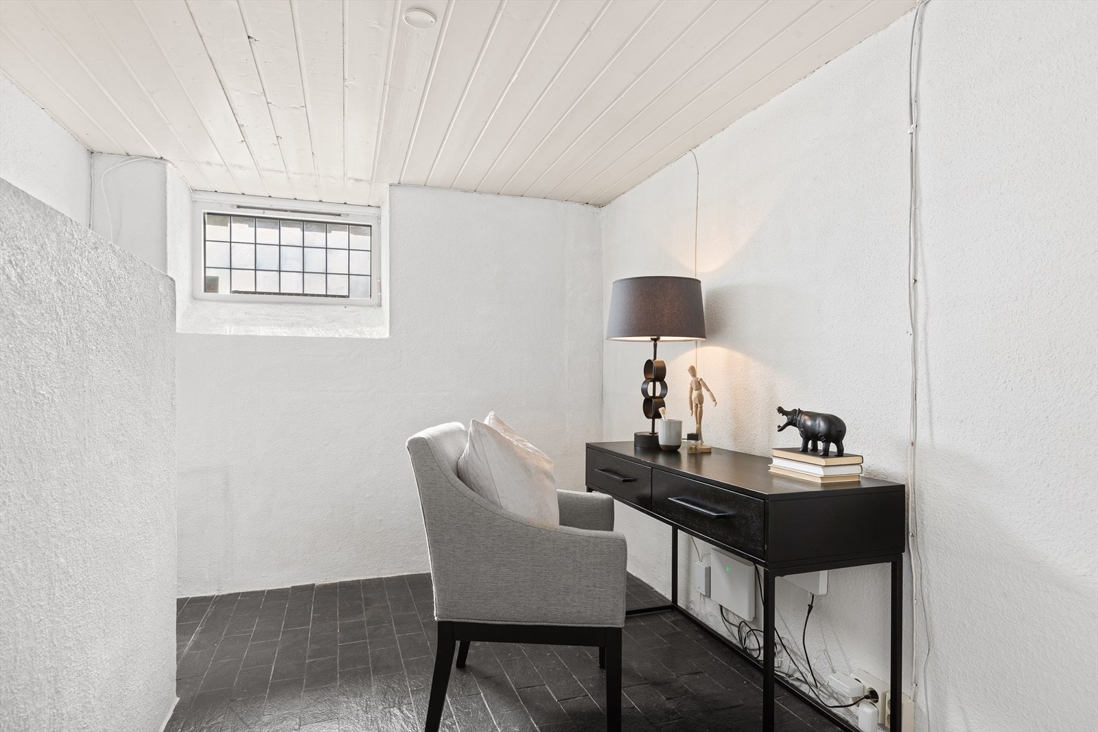 Kjelleren er i dag innredet som kontor, kjellerstue, boder, vaskerom, badstue og wc Galleribilde