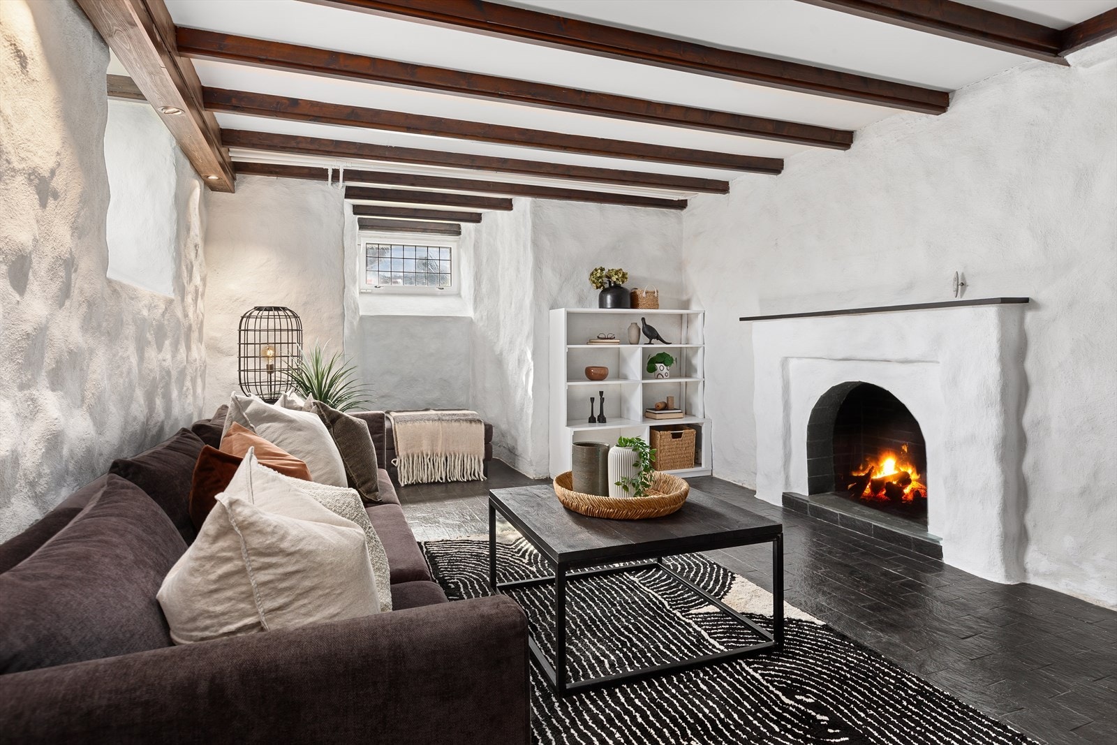 Kjellerstue med fine detaljer og åpen peis Galleribilde