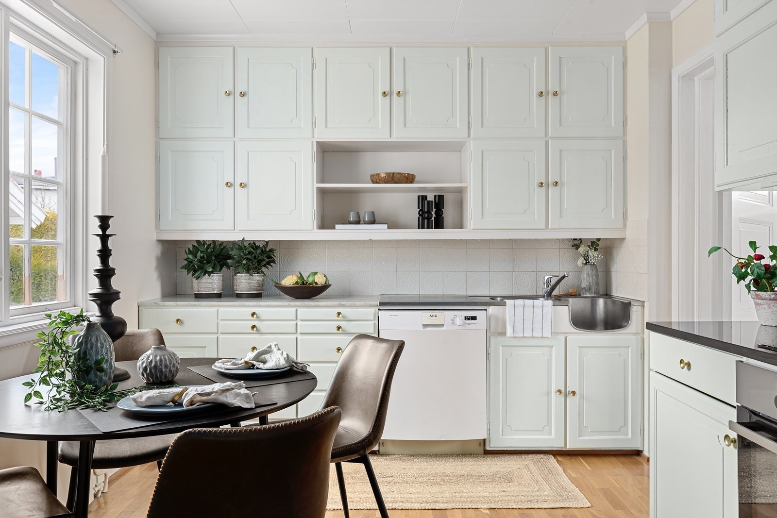 Kjøkkenet har et herskapelig preg, modernisert i senere tid med blant annet integrert stekeovn og koketopp Galleribilde