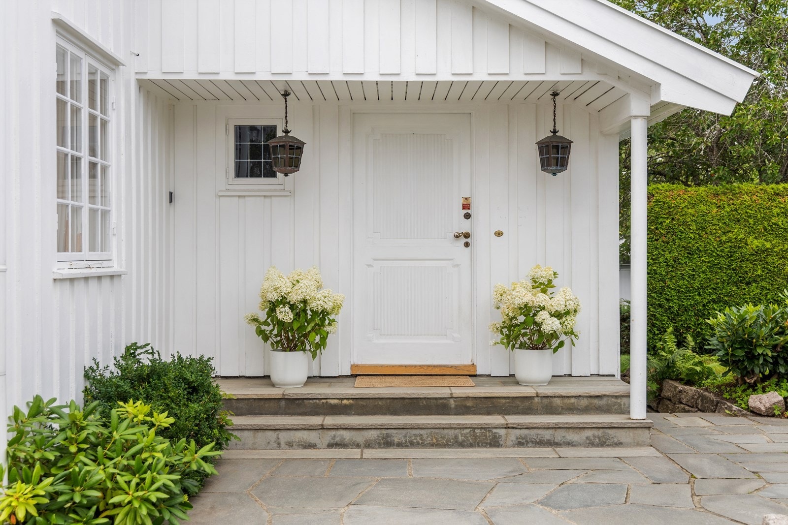 Inngangspartiet er lunt og koselig - praktisk med takoverbygget del! Galleribilde