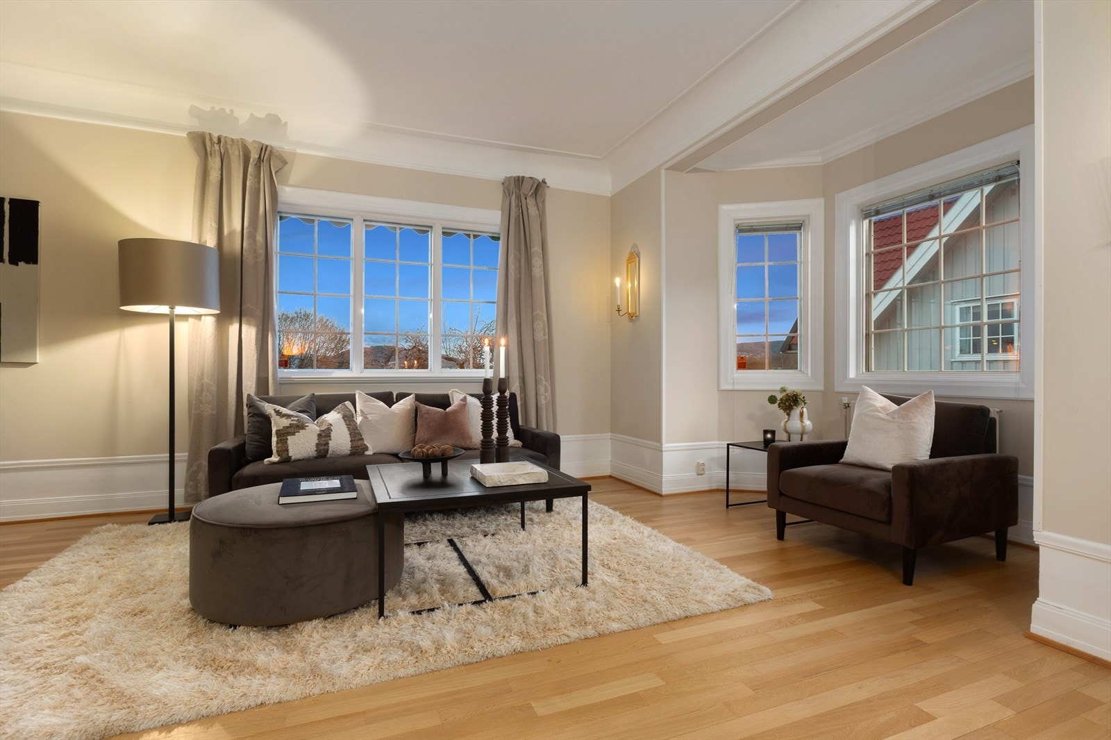 Det er gjennomgående herskapelig preg, med brede lister og god takhøyde Galleribilde