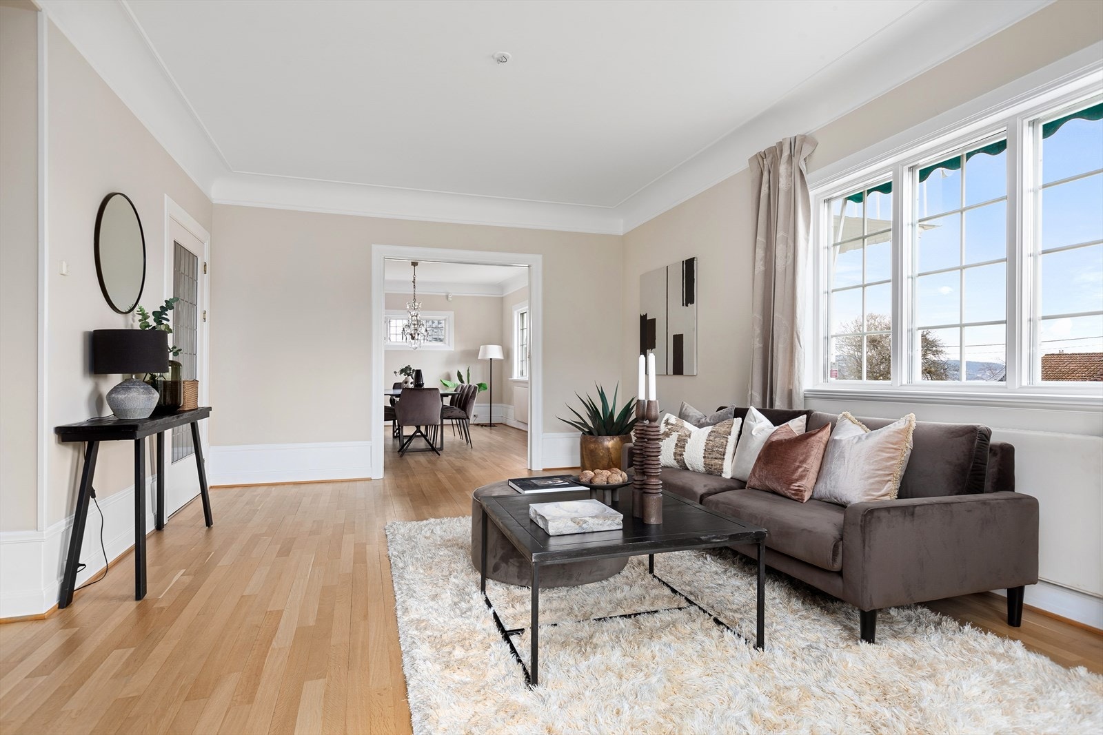 Fra stuen er det adkomst inn til spisestue, og videre inn til kjøkken Galleribilde