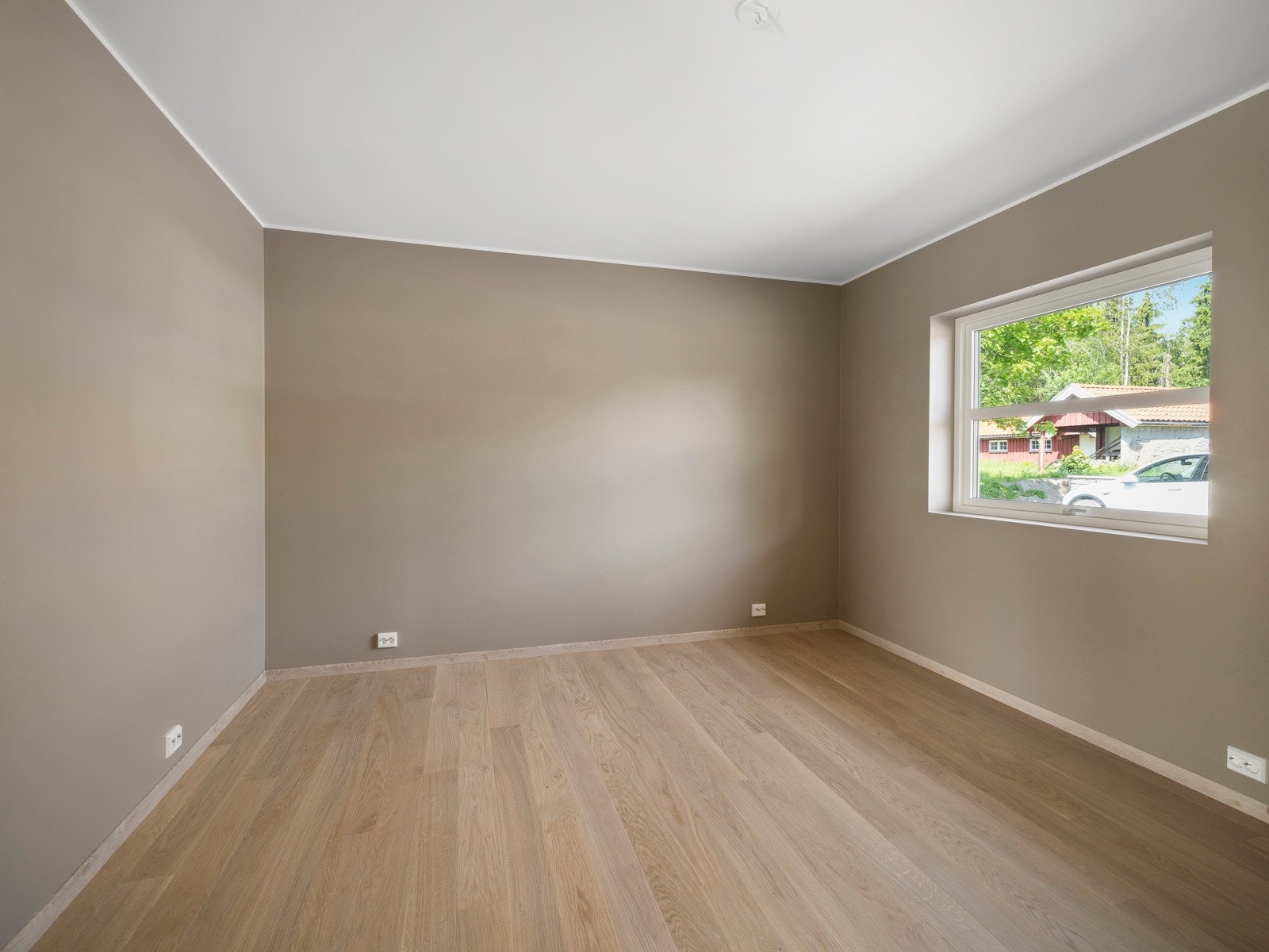 Romslig soverom i 1 etasjen med god plass dobbeltseng. Galleribilde