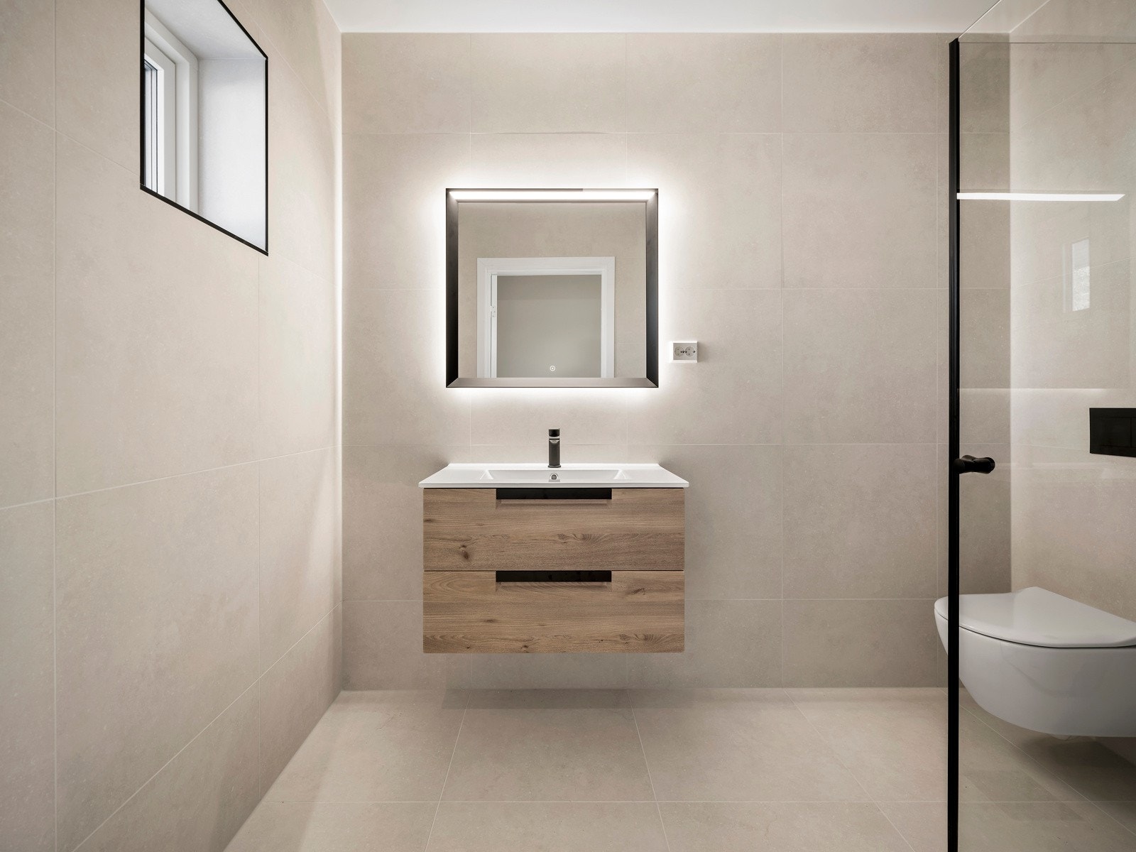 Lekkert og moderne bad av god størrelse i 1 etasjen. Galleribilde