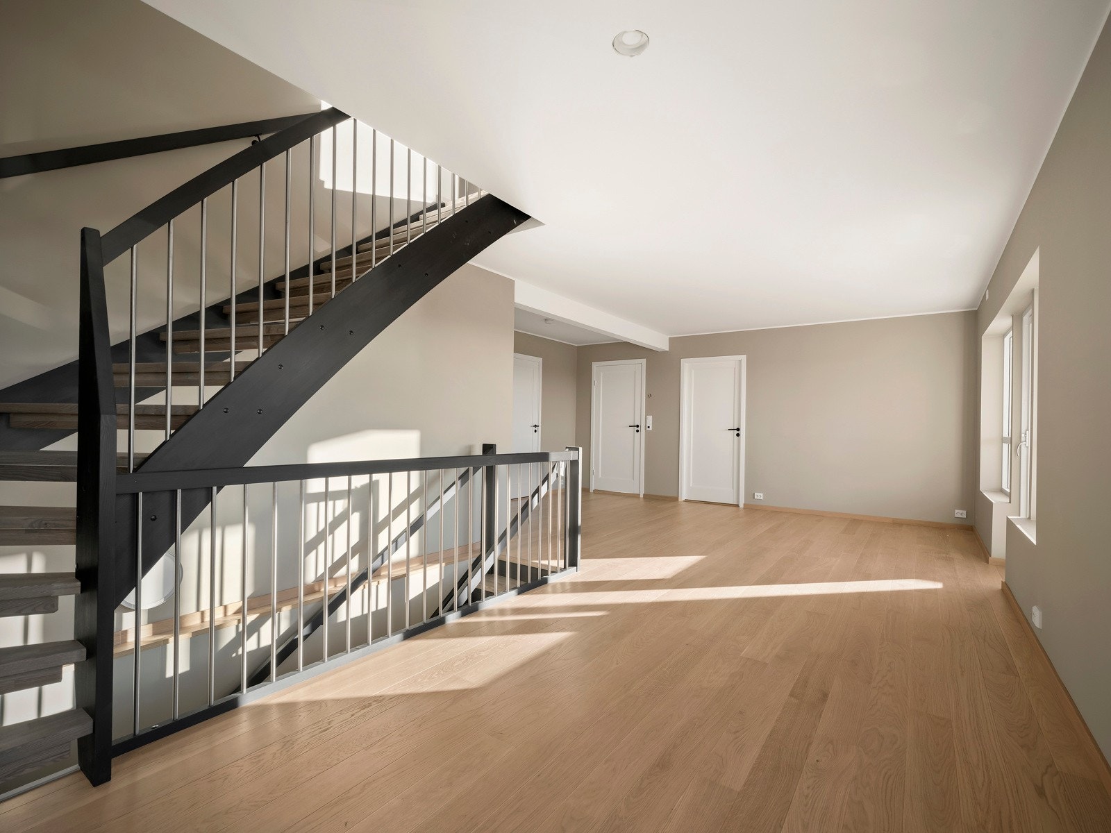 Romslig stue i underetasjen med utgang til romslig solrik balkong. Galleribilde