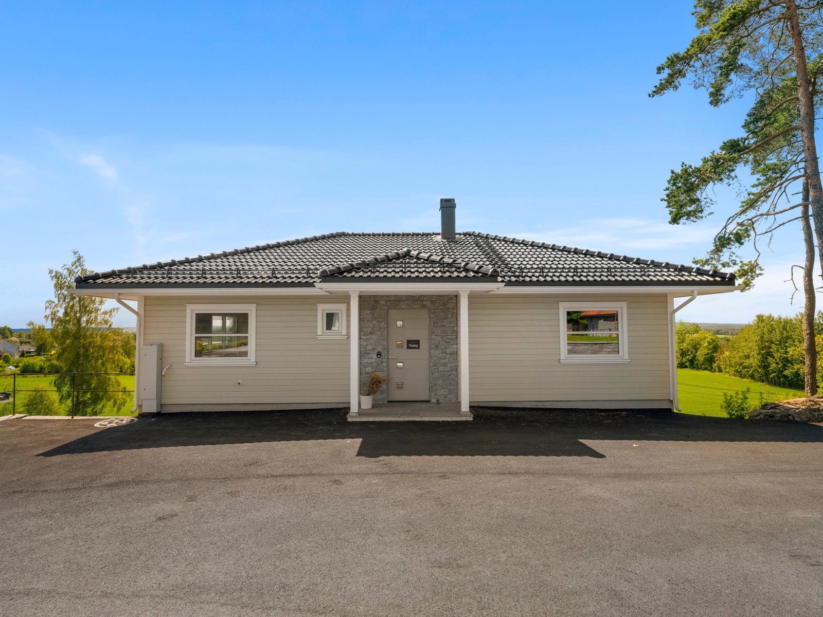 Fasade. Asfaltert og romslig gårdsplass. Galleribilde