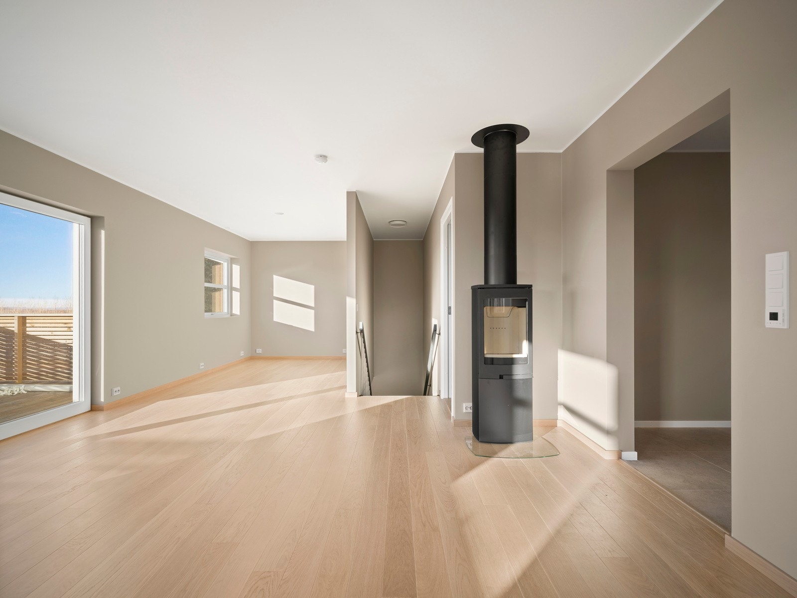 Stue med utgang til solrik og romslig balkong. Stuen er naturlig oppdelt i flere soner med god plass til stuedel og spisestuedel. Galleribilde