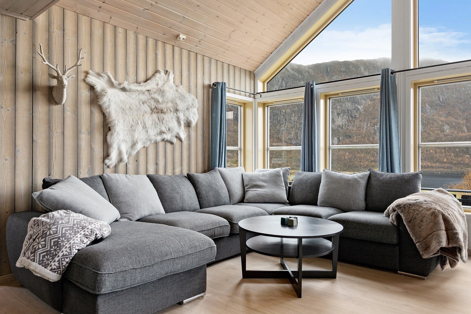 Stue med høy himling i tak som gir god romfølelse Galleribilde