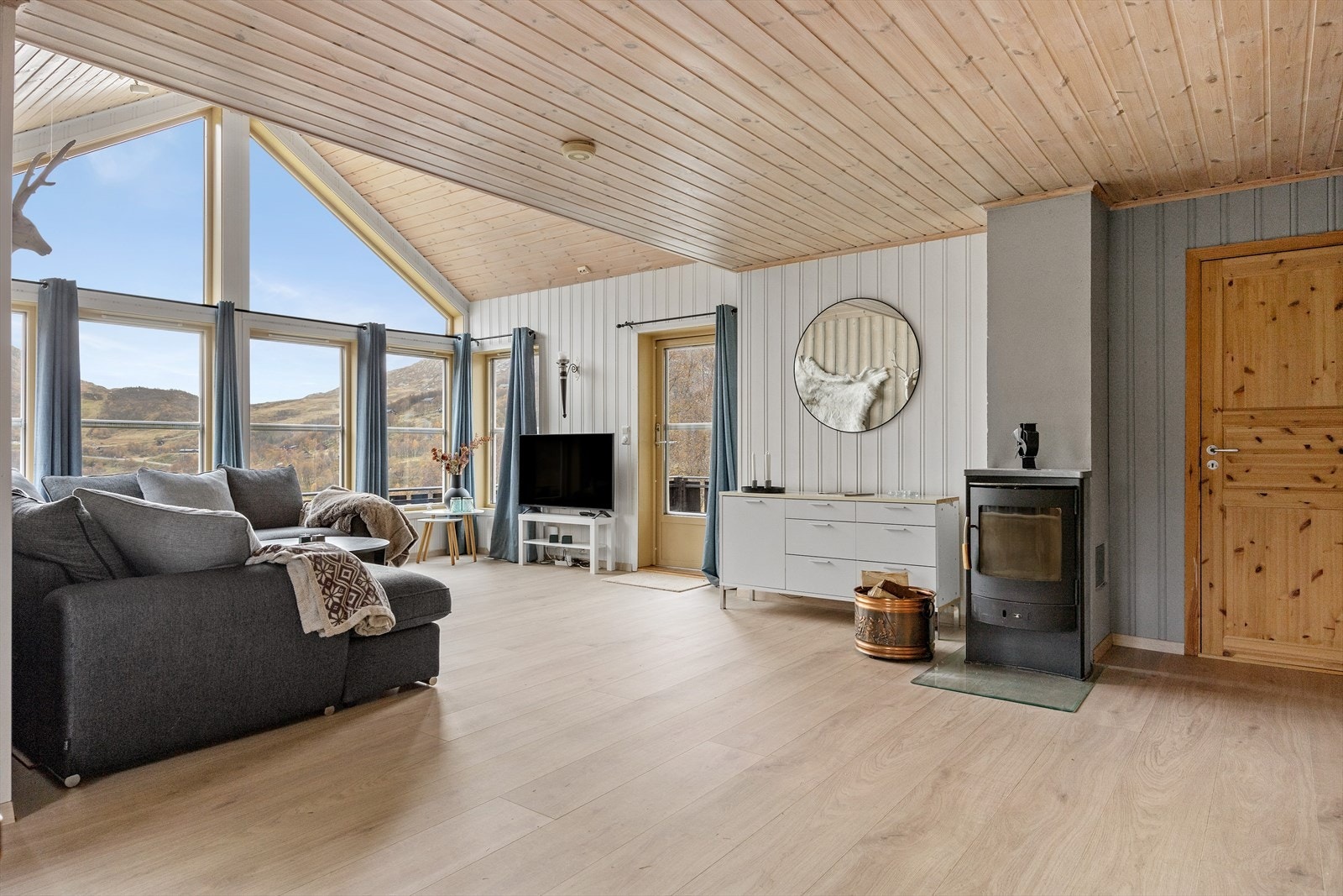 Peis i stue Galleribilde