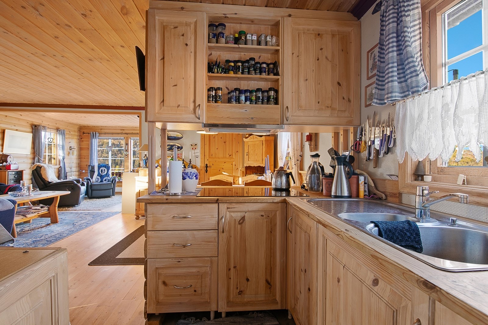 Det er integrerte hvitevarer og heltre benkeplate Galleribilde