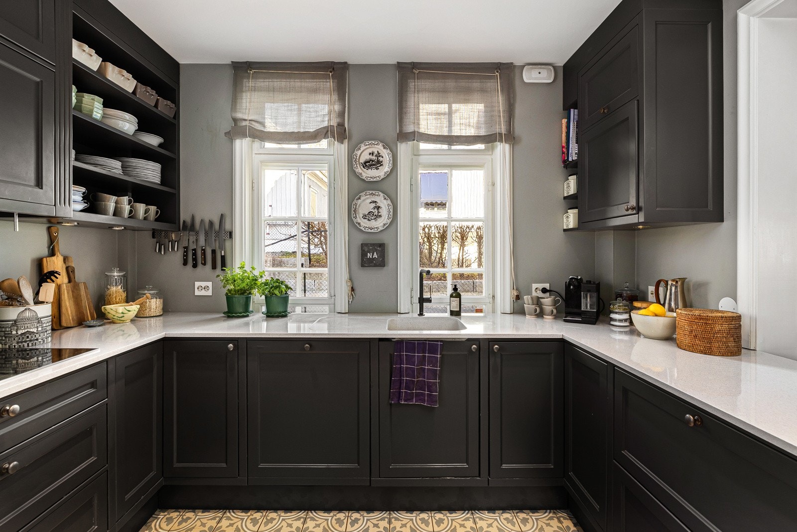 Integrerte hvitevarer fra Miele og Bosch inkluderer stekeovn, kombiovn, platetopp, kjøleskap, kjøleskuffer og oppvaskmaskin.