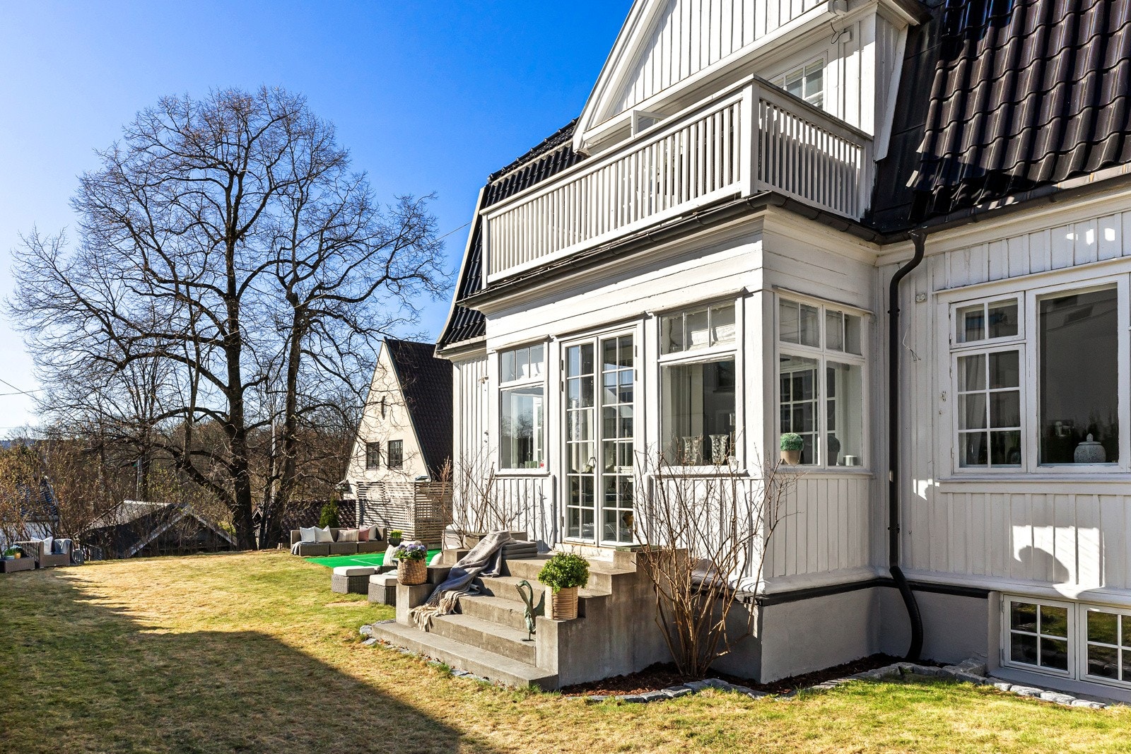 Vinterhagen ligger sydvendt og overbygges av en altan utenfor stuen i andre etasje.