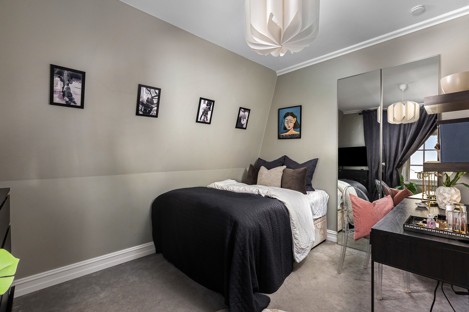 Boligen har totalt to soverom og en stue i 2. etasje.