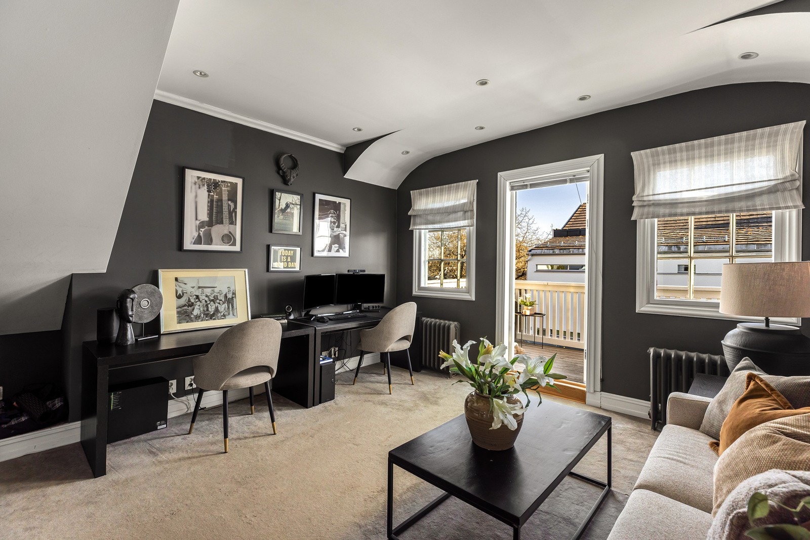 Stuen i andre etasje har en god størrelse som gir ekstra spillerom og privatliv i hverdagen.