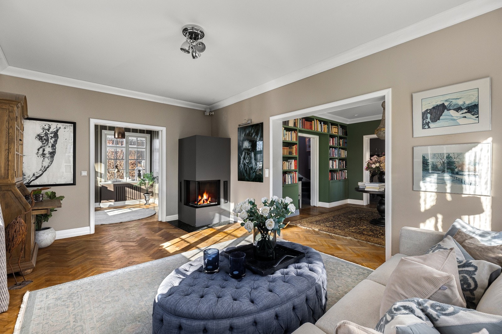 Hovedstuen ligger mellom biblioteket og den midtre stuen i hovedetasjen.