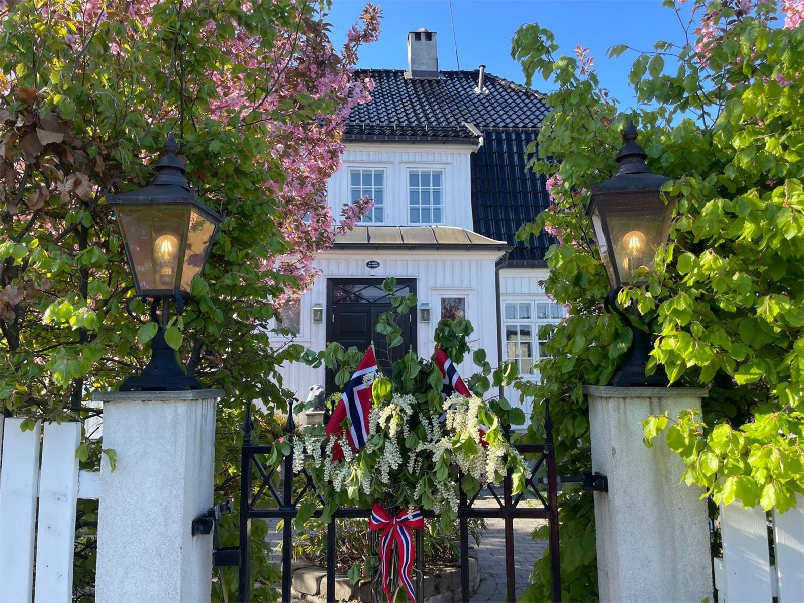 Selgers private sommerbilde. Hagen er frodig med diverse beplantning.