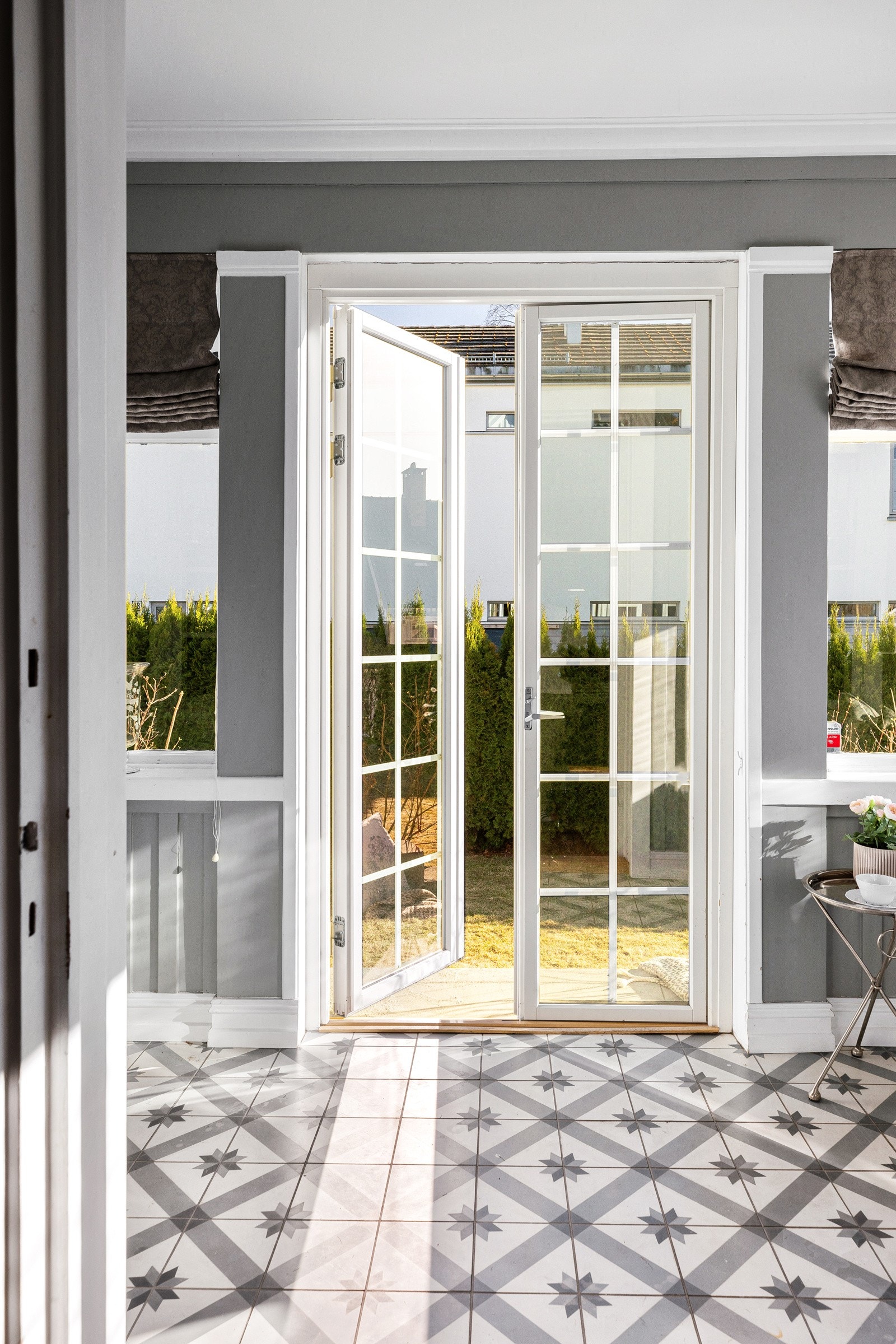 Fra den lune vinterhagen er det utgang til hagen i syd.