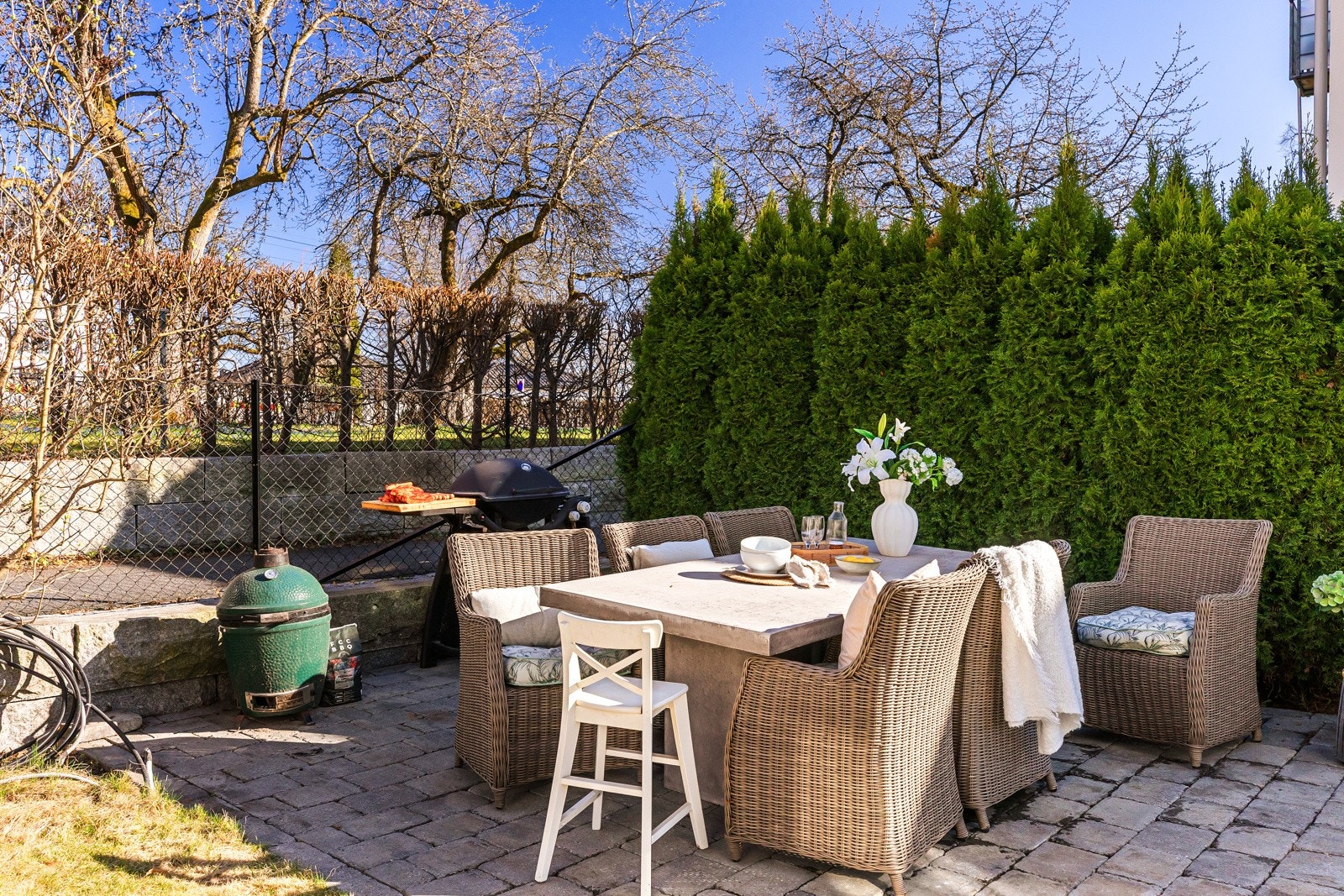 Markterrassen ligger i hjørnet mot sydøst, med fint utsyn til egen hage og skjermende hekk på siden.