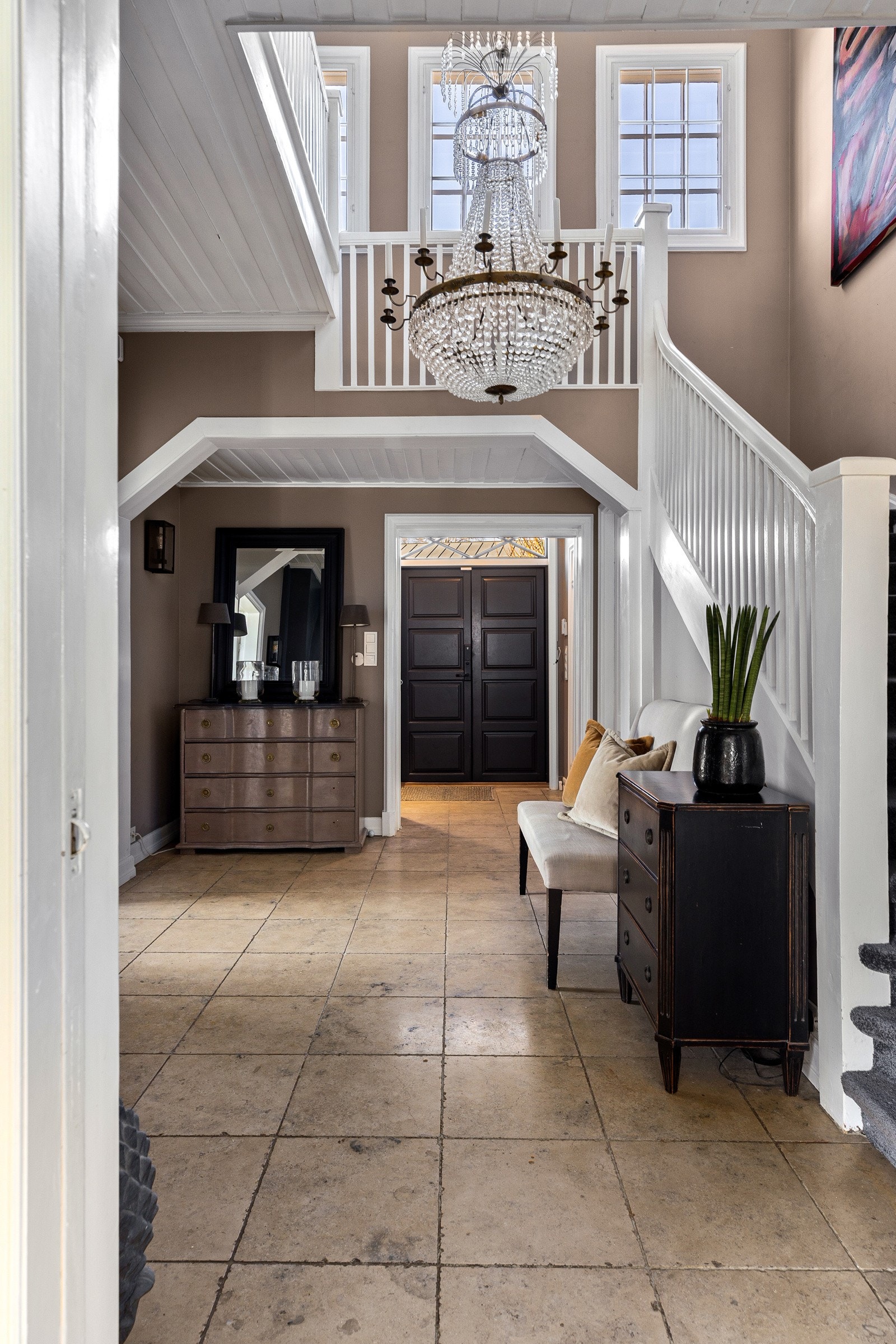 Hallen er med på å understreke det staselige inntrykket boligen gir.