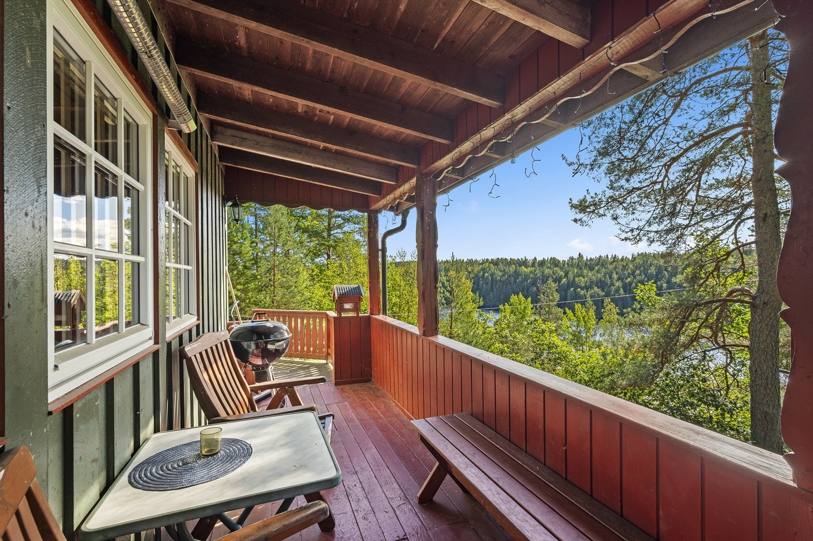 Hytta har adkomst via en overbygd veranda og består av tre rom. Galleribilde