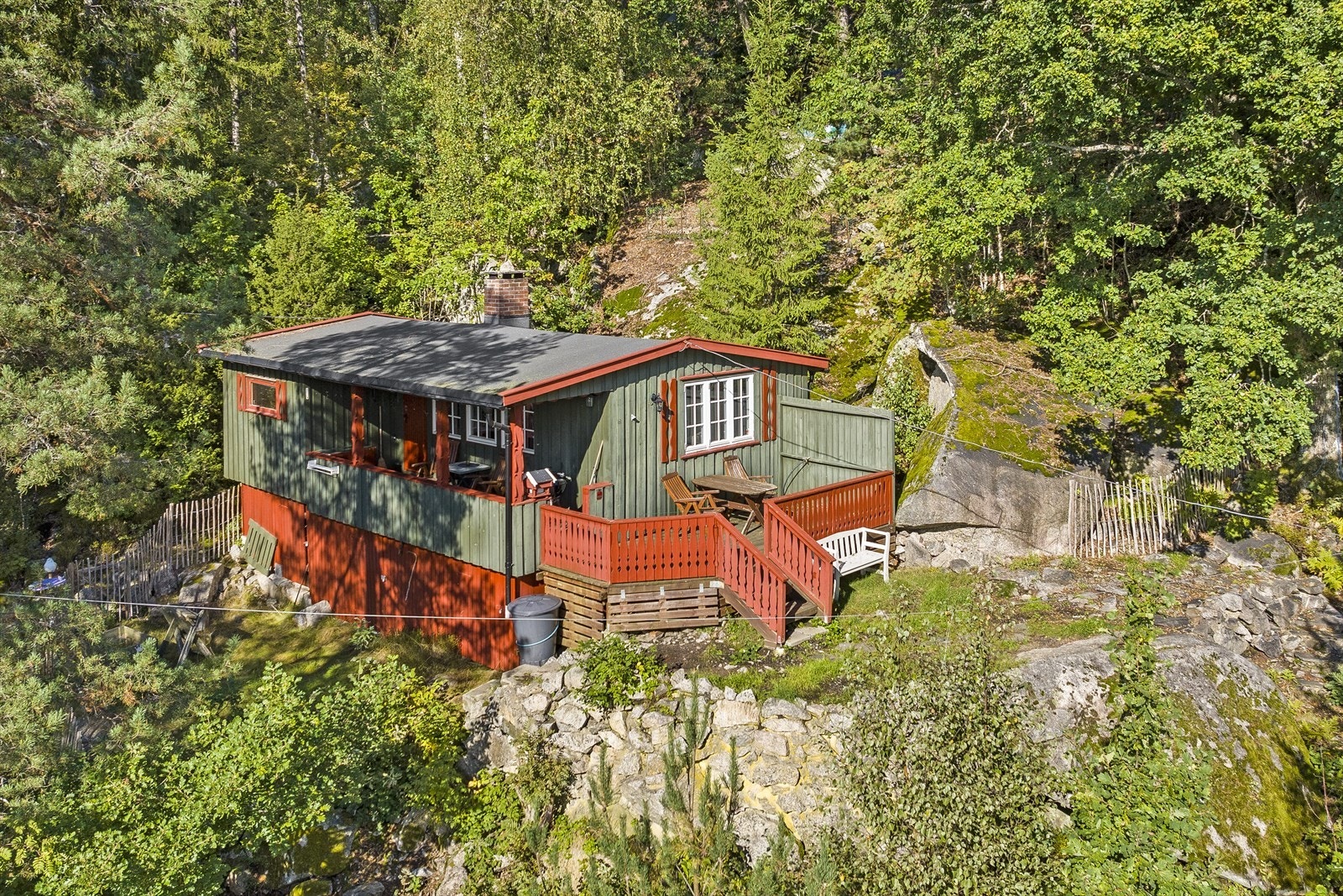 Fritidseiendommen ligger på oversiden av Sannesveien, med flott utsikt over Toskekilen/Øvre Toke. Galleribilde