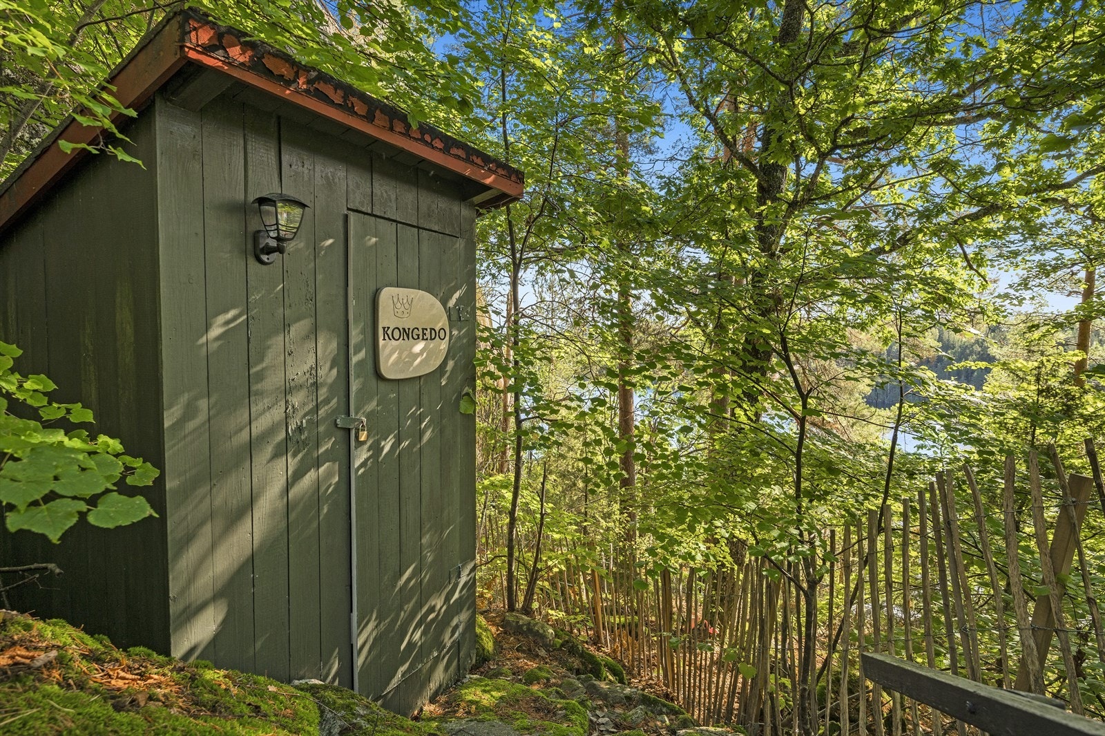 I tillegg finnes en helt spesiell utedo - innredet med et kongelig preg. Galleribilde