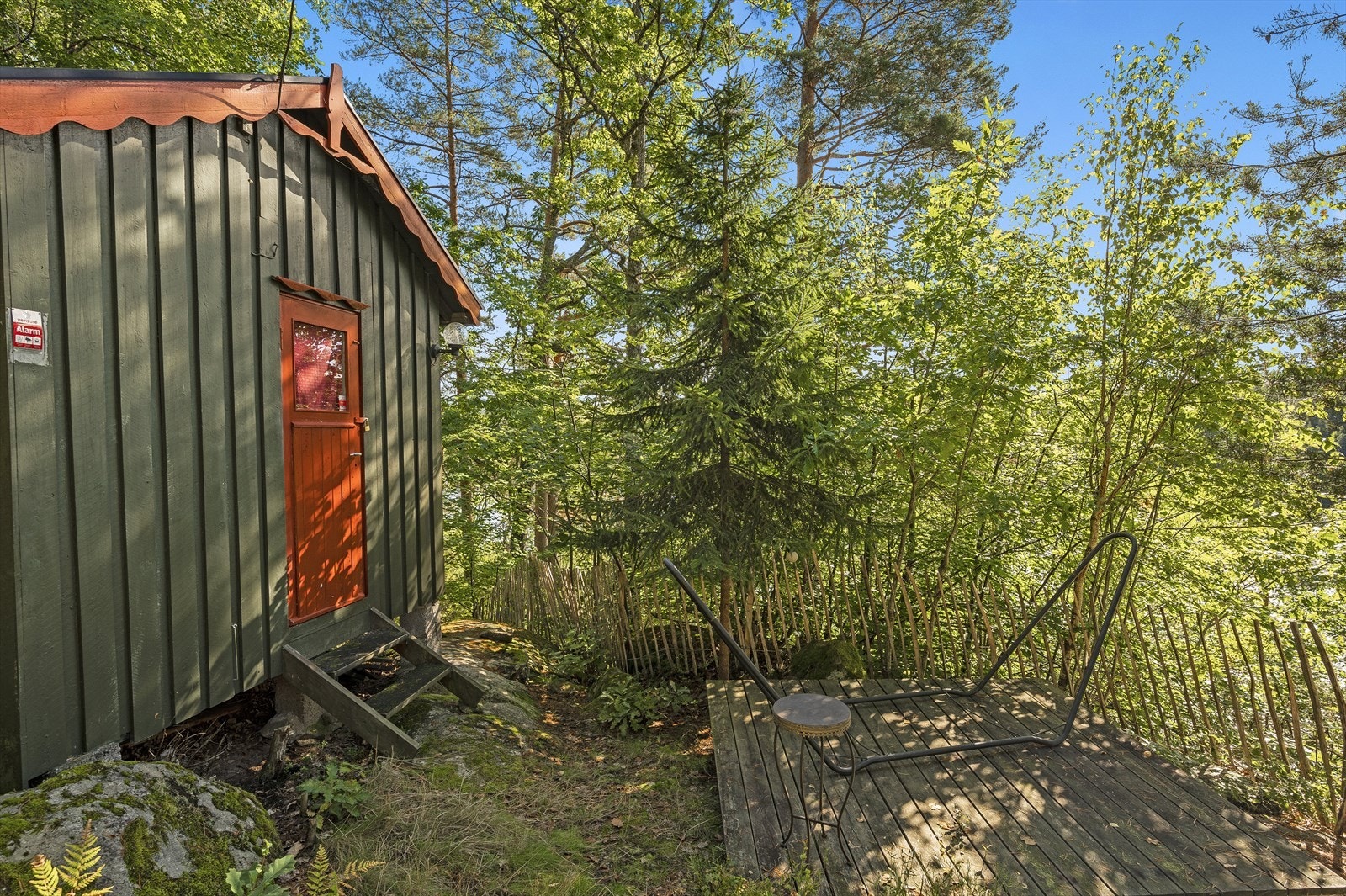 På eiendommen finner du også en innredet bod med belegg på gulv, samt panel på vegger og i himling - perfekt for ekstra oppbevaring eller som ekstra rom. Galleribilde