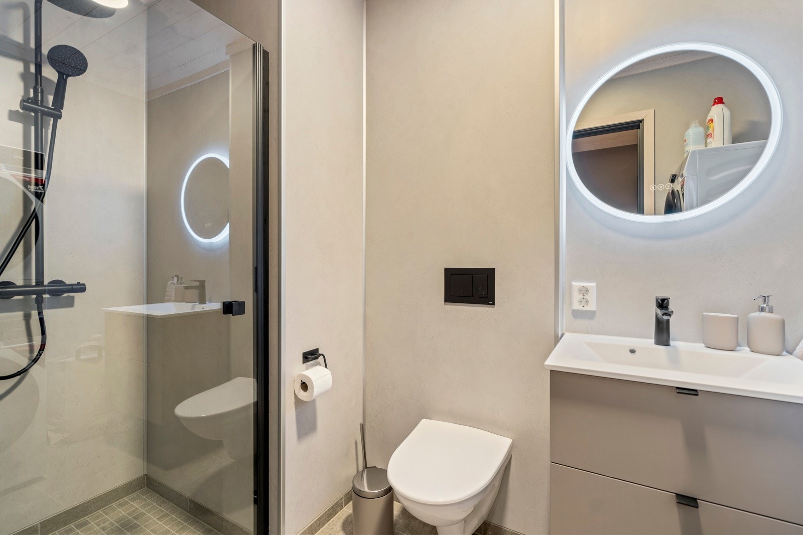 Badet er utstyrt med skifergrå fliser på gulvet, som gir en moderne og naturlig følelse, og innredning fra HTH, som sikrer både funksjonalitet og stil. Galleribilde