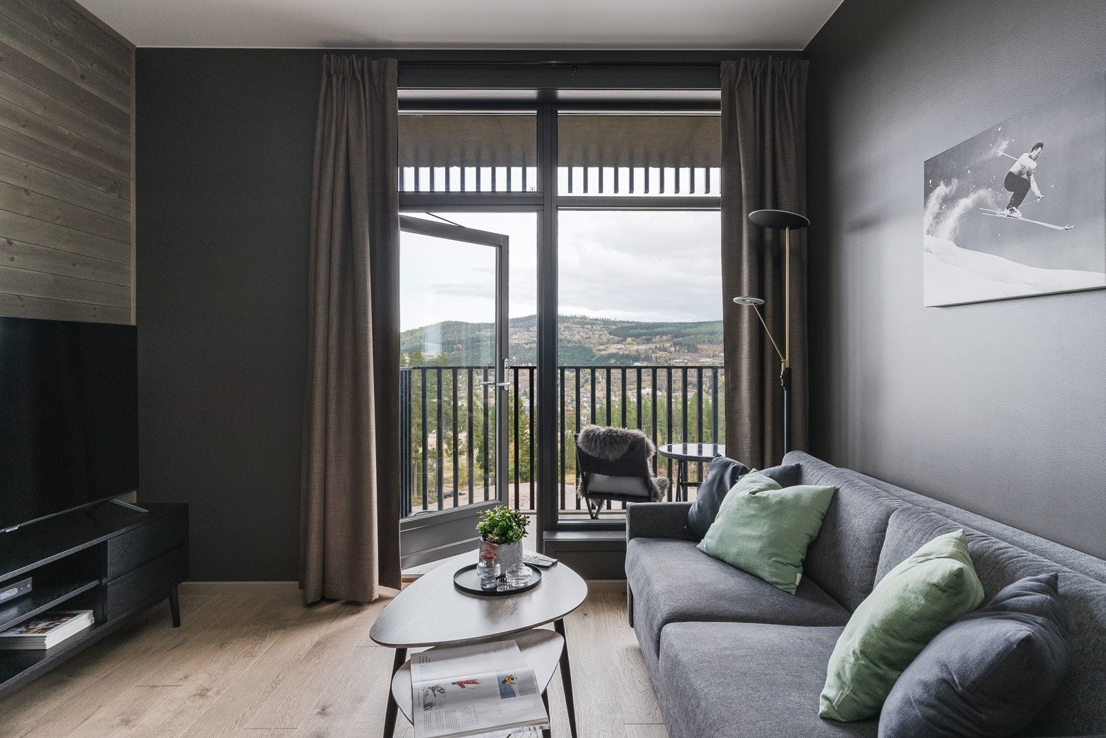 Merk de store vindusflatene som bidrar til flott innlys og ikke minst fint utsyn mot nærområder og bakenforliggende naturlandskap Galleribilde