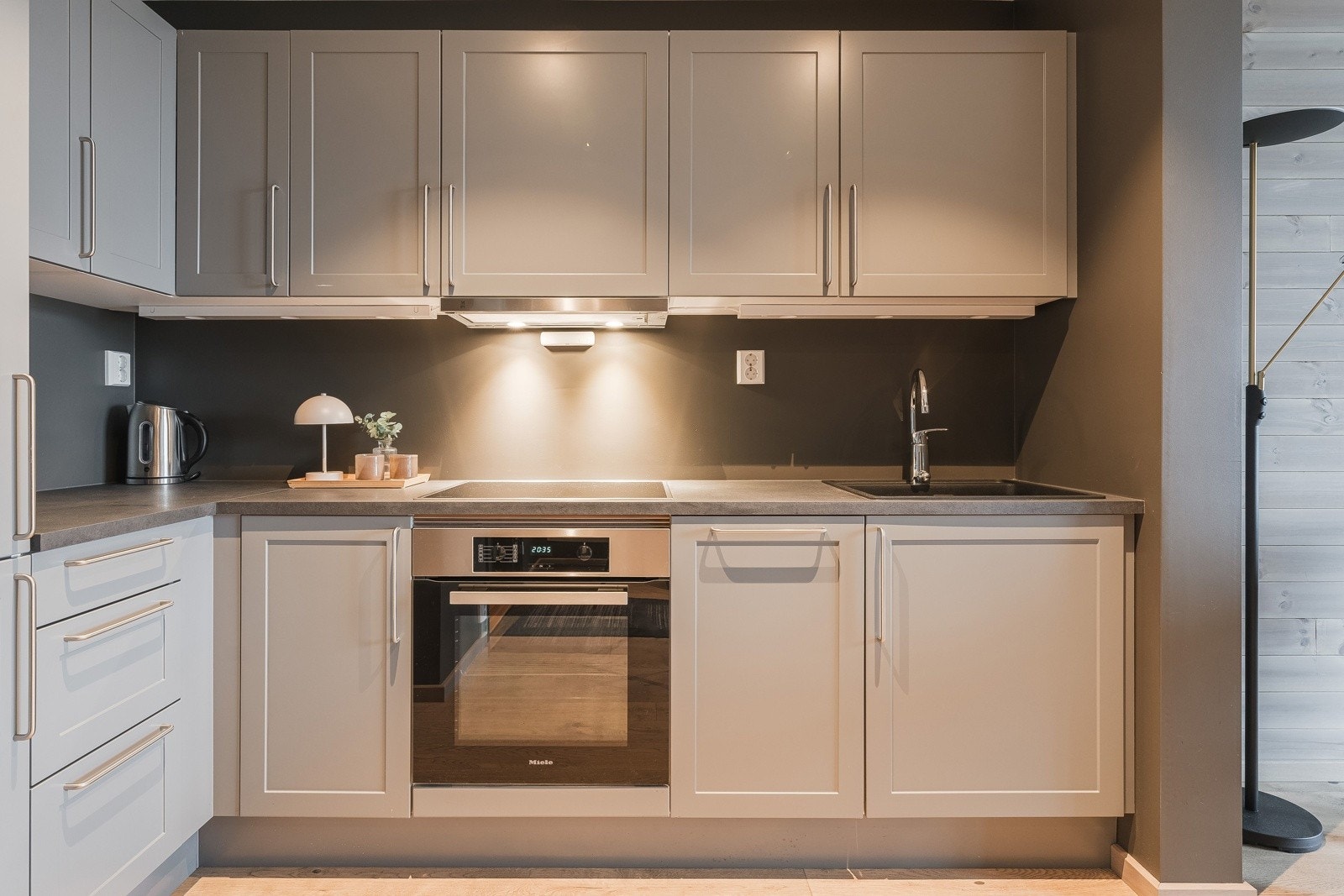 Kjøkkenet er godt plassert i leiligheten og har integrerte hvitevarer som gir et pent preg. I tillegg har innredningen alt av kjøkkenutstyr som kreves for utleie og enkel bruk. Galleribilde