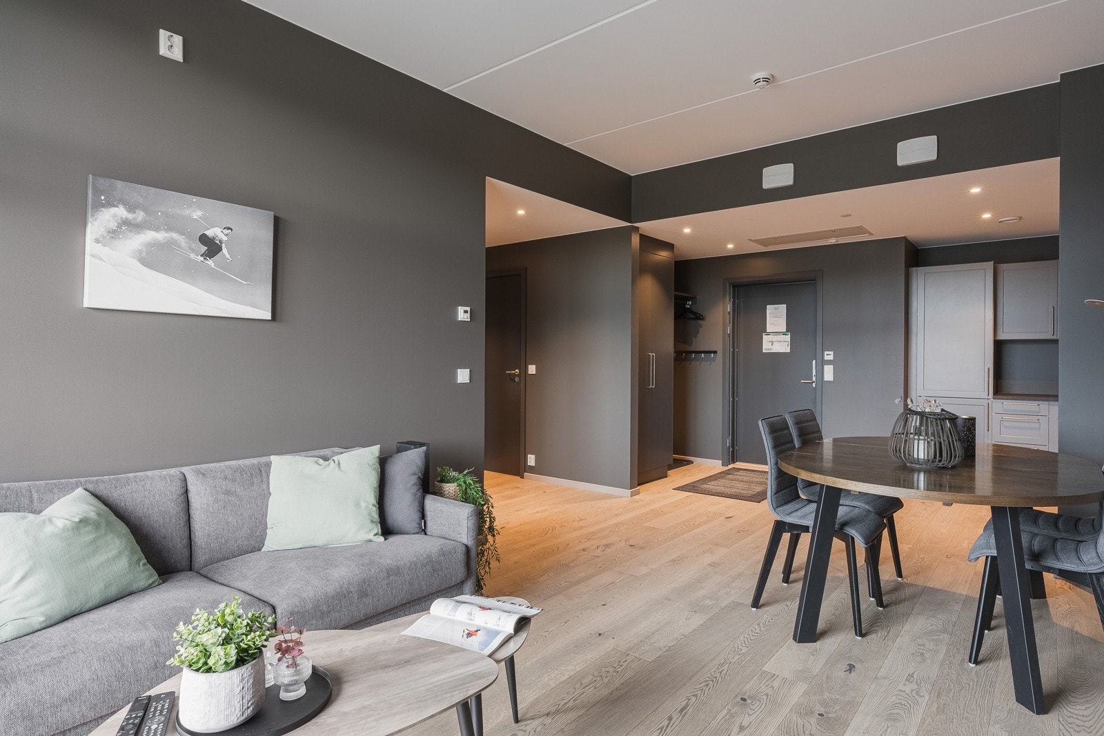 Leiligheten har god takhøyde og åpne løsninger som bidrar til at den føles større enn sine areal. Galleribilde