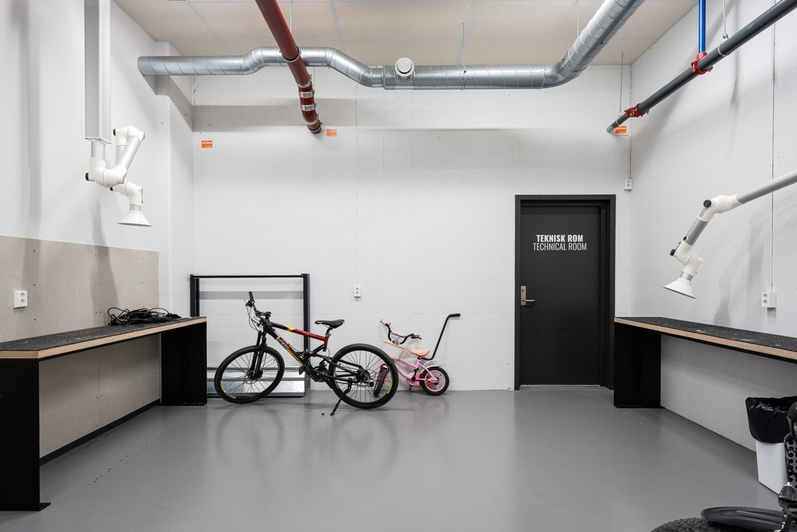 I bygget er det også et stort rom for reparasjon av sykkel/prepping av ski før dagens aktiviteter starter opp Galleribilde