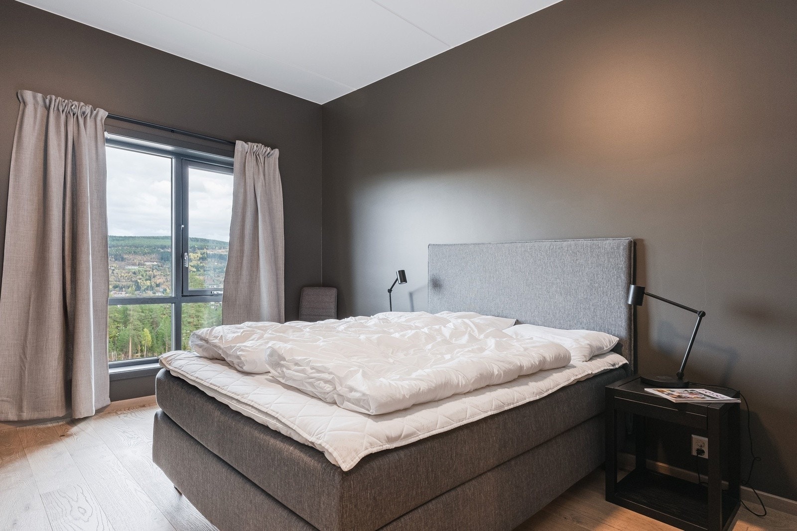 Hovedsoverommet har god størrelse og eget privat bad. Her får du en herlig hotellfølelse. Galleribilde