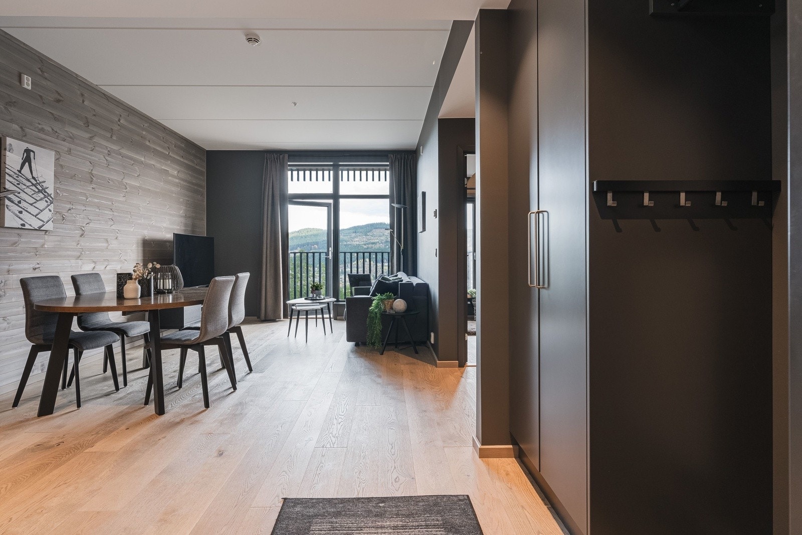 Med en gang du kommer innenfor døren merker du leilighetens lune og behagelige preg kombinert med god standard som vi alle ønsker oss Galleribilde