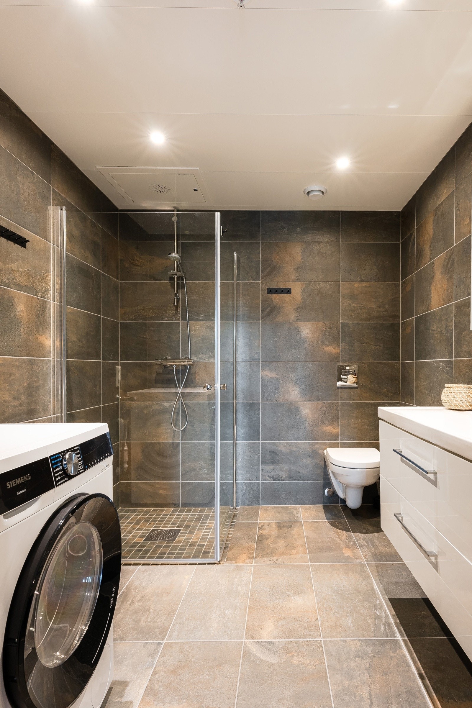 Badet tilknyttet hovedsoverom er i samme utførelse som bad 1. I tillegg er det her montert vaskemaskin. Galleribilde