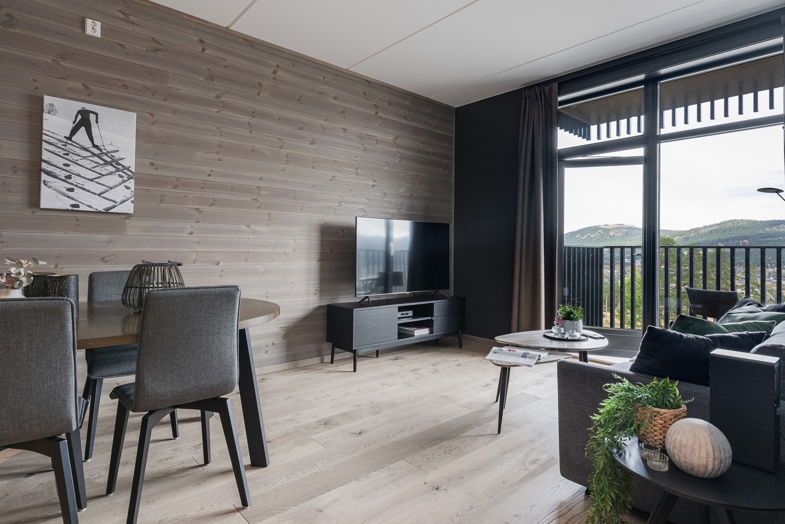 I dag er leiligheten innredet med spisestue i forlengelse av kjøkken, tv-benk og sovesofa Galleribilde