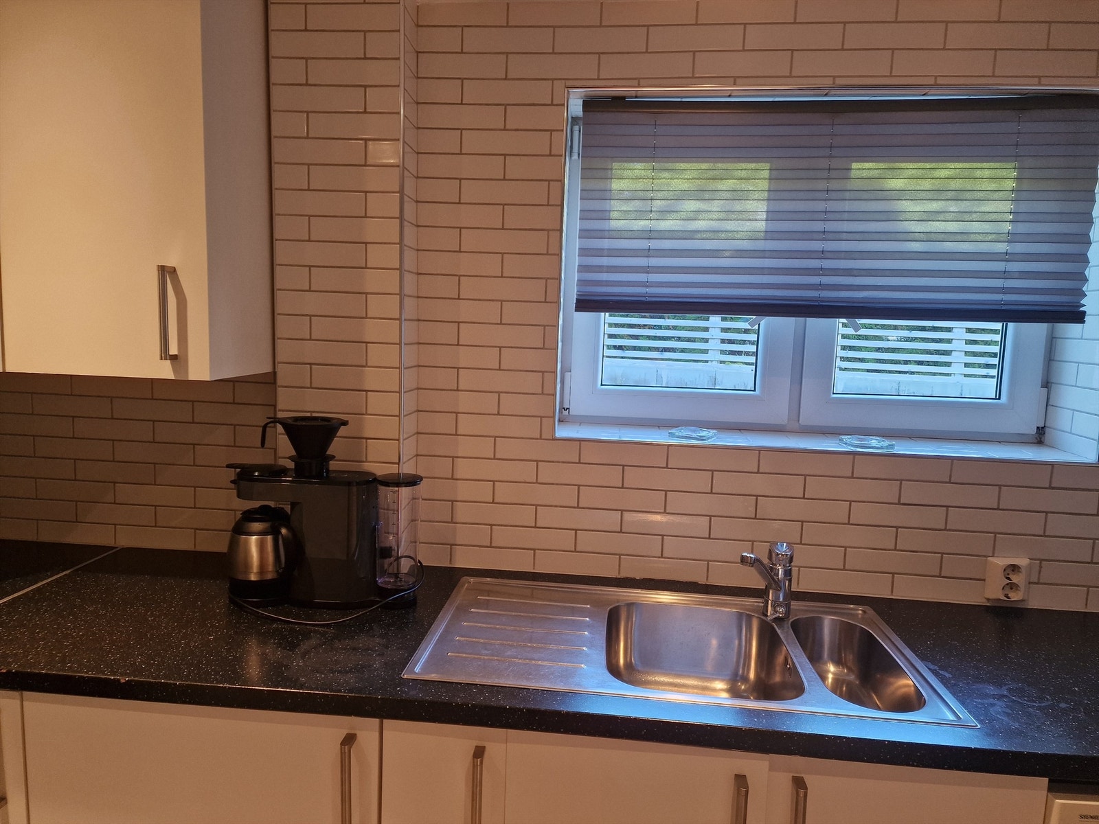 Kjøkkenet har godt med skap-og benkeplass. Galleribilde