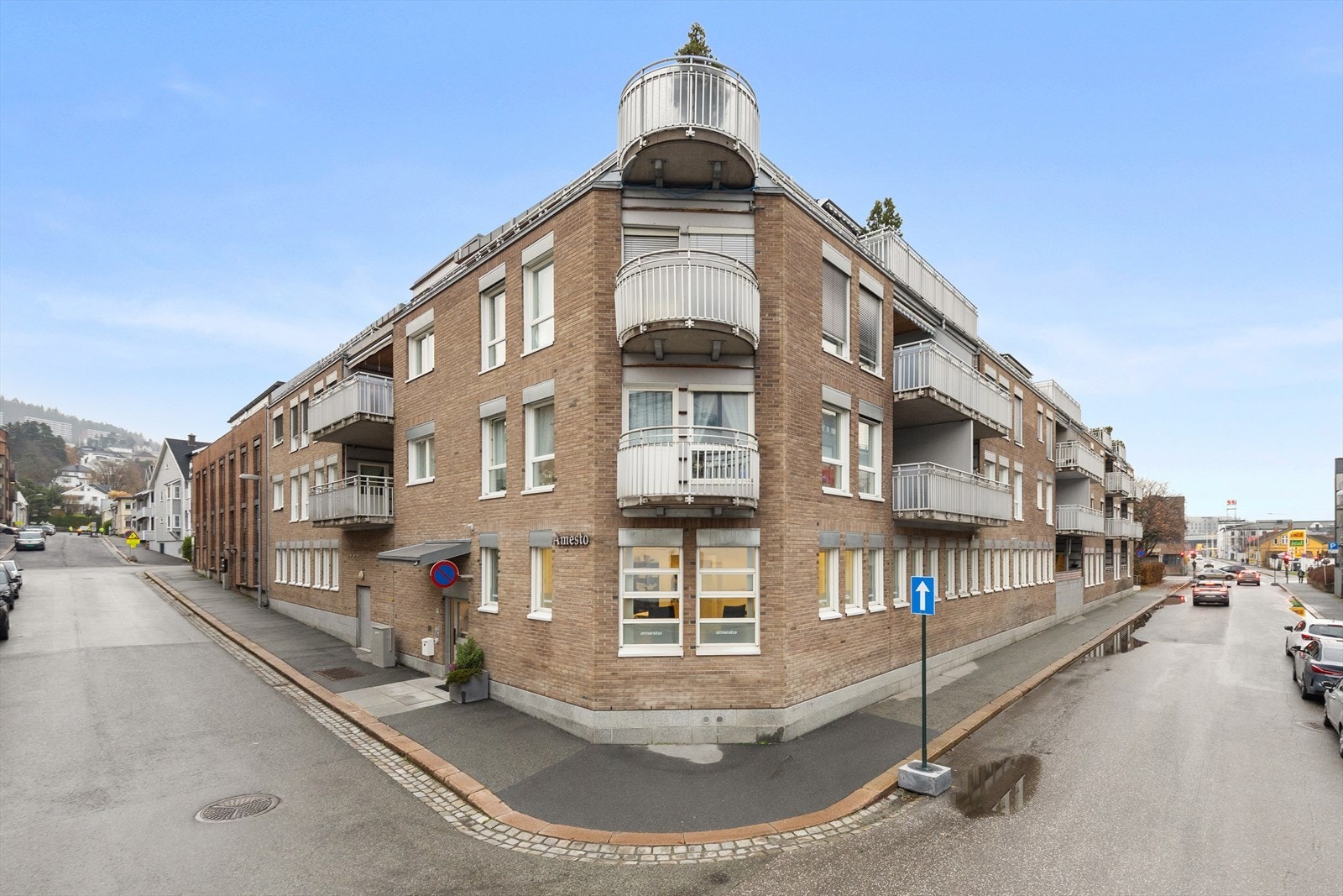 Dette er en lys og fin 3-roms selveierleilighet beliggende i sentrale og attraktive omgivelser på Bragernes Galleribilde