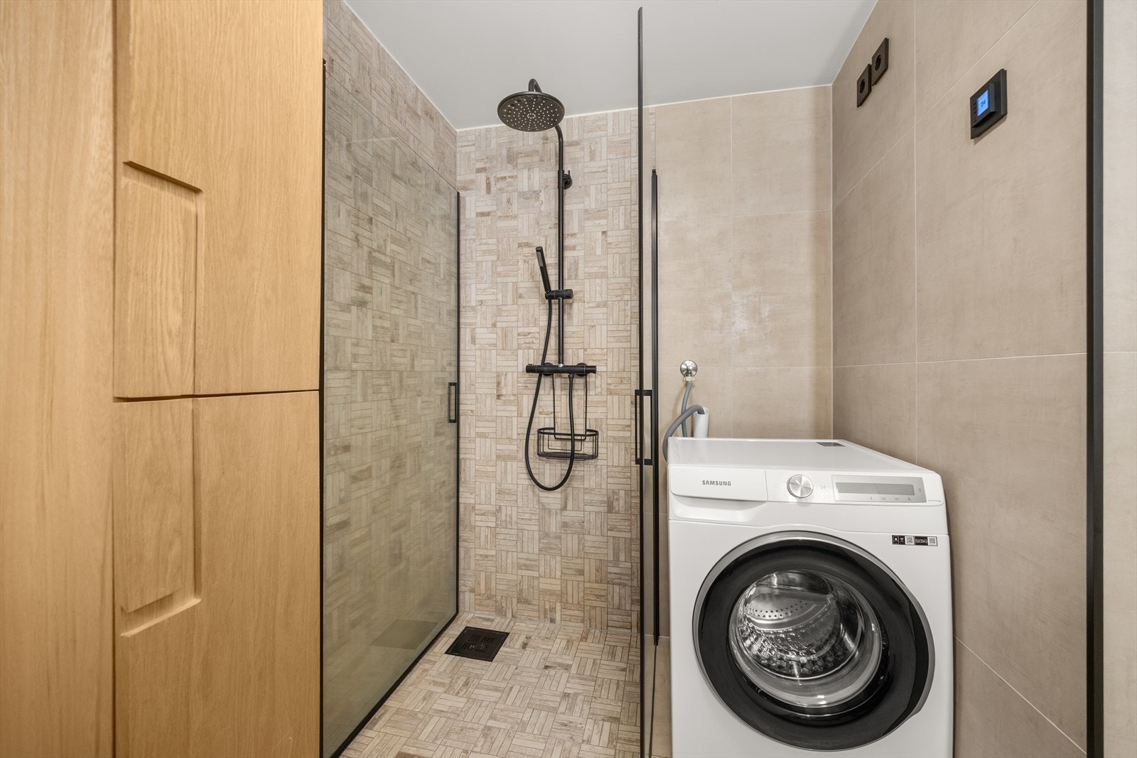 Praktisk med opplegg for vaskemaskin og tørketrommel på badet Galleribilde