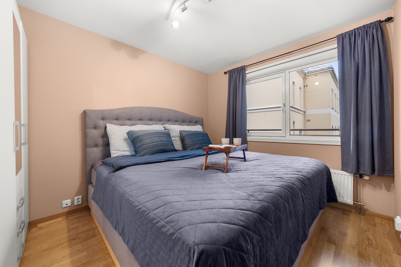 Soverommet er i dag innredet med 210x210 seng, ved 180x200 seng vil det være god plass for nattbord i tillegg. Galleribilde