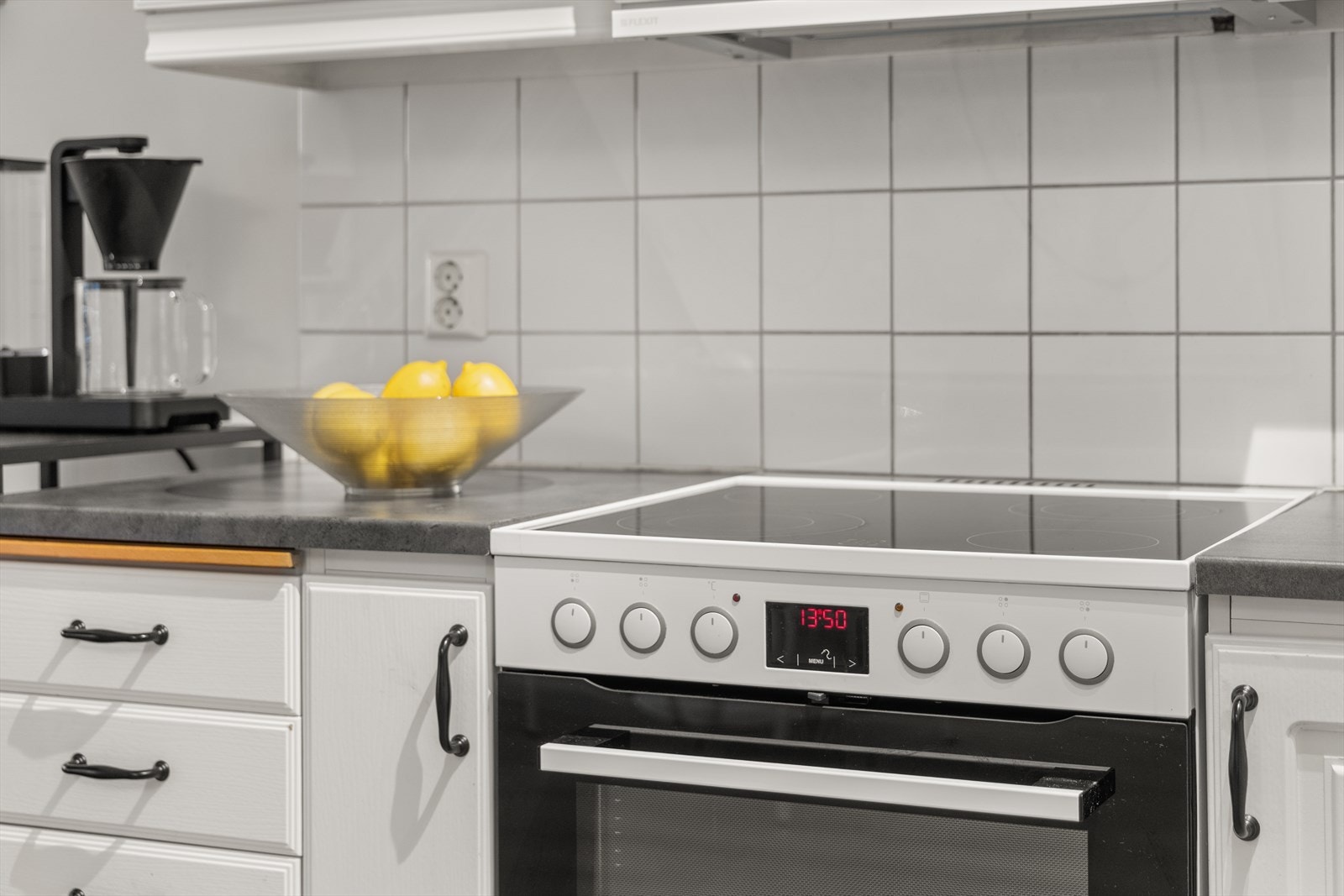 Kjøkkenet er utstyrt med hvitevarer som komfyr, kjøl/fryseskap og oppvaskmaskin Galleribilde